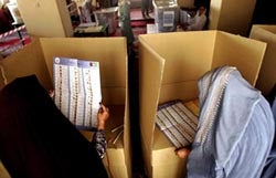 Afghan women voting in Kabul on September 18, 2005. (c) 2005 Reuters