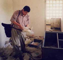 Reed Brody of Human Rights Watch discovers tens of thousands of 
documents from Hiss�ne Habr�'s political police, the Directorate de Documentation et Securit� (DDS), at its abandoned headquarters in Chad. � Human Rights Watch.
