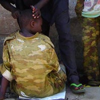 Un ex enfant soldat des FNL se fait couper les cheveux au centre d'accueil de Randa pour anciens combattants, au Burundi. © 2006 Human Rights Watch 
