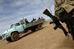Um comboio de pessoas desalojadas da tribo Kikuyu deixa Eldoret, passando pela vila de Cheptiret sob escolta militar. &copy; 2008 Reuters