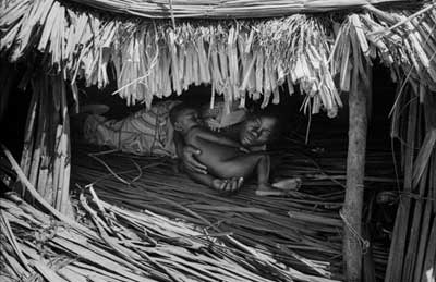 Une mère congolaise et son bébé &nbsp;&nbsp; © Marcus Bleasdale 2006