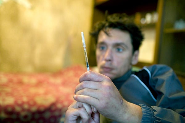 Выше: Наркопотребитель дома готовит инъекцию героина © 2007 Lorena Ros

