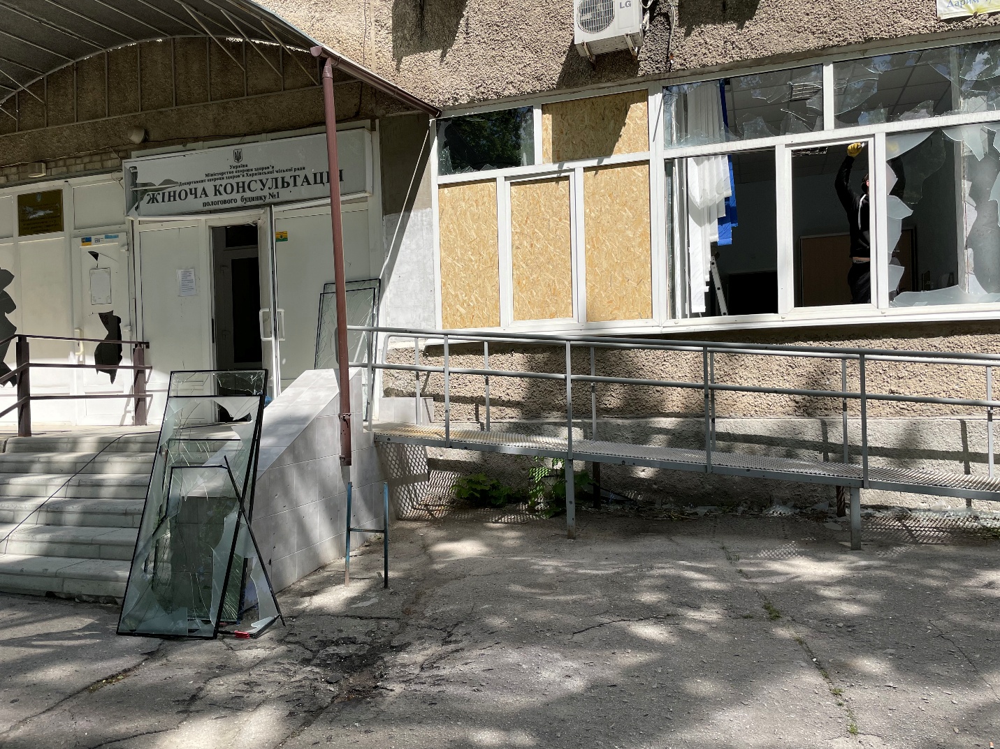 La marca del impacto dejado en el suelo después de la detonación de una submunición explosiva, una de al menos una docena en el área, frente a la clínica de servicios ambulatorios para mujeres del Hospital de Maternidad No. 1 de la Ciudad de Járkov, después de un ataque el 23 de mayo en un vecindario poblado en Járkov que dañó el hospital, 27 de mayo de 2022.