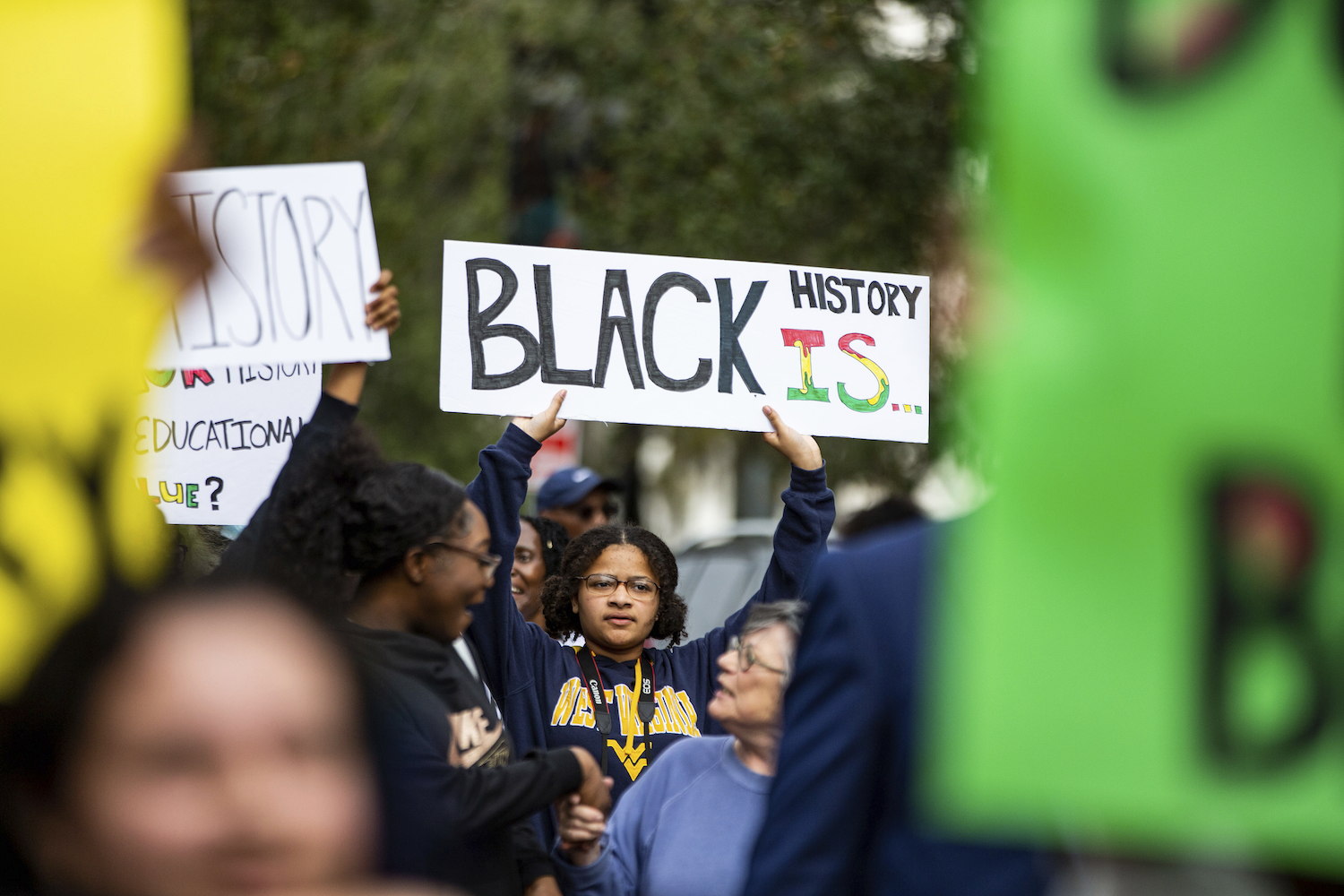 Une jeune femme brandissait une pancarte lors d’une manifestation organisée par le National Action Network à Tallahassee, en Floride, le 15 février 2023, suite au refus du gouverneur Ron DeSantis d’autoriser l’enseignement du cours d’histoire « AP African American Studies » dans les écoles publiques de cet État.