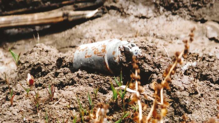 Unexploded DPICM submunition found by Human Rights Watch researchers in a field north of Baghdad, Iraq, in May 2003.