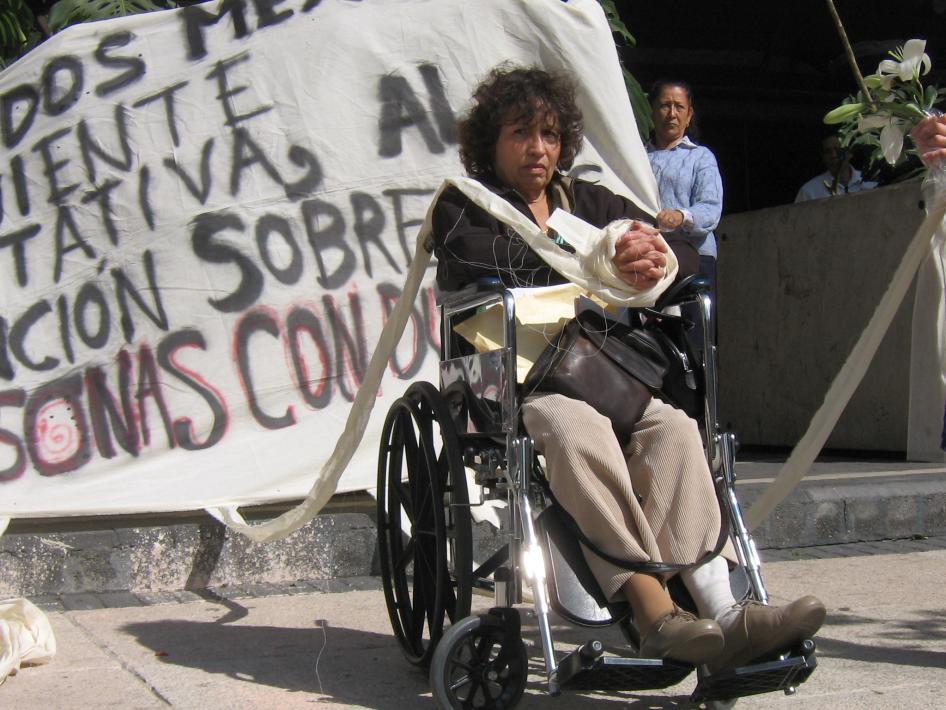 Marité Fernández interpreta a una mujer que no puede mover sus manos debido a las leyes de interdicción frente al Senado de México, Ciudad de México