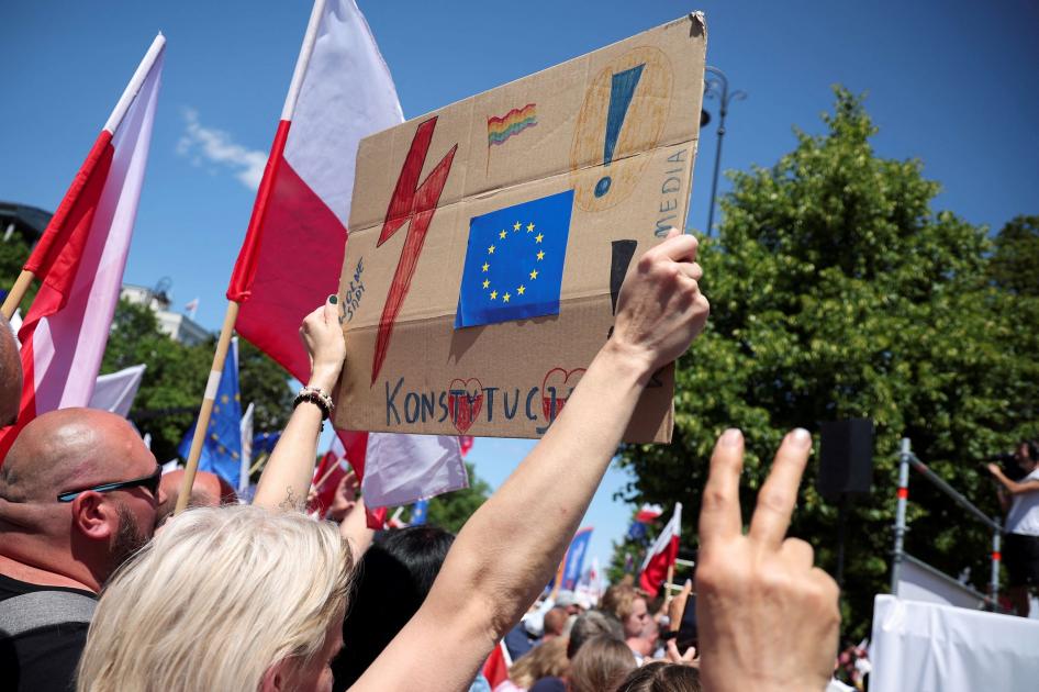 Participantes de la marcha con motivo del 34 aniversario de las primeras elecciones democráticas en la Polonia de la posguerra, en Varsovia, Polonia, 4 de junio de 2023. 