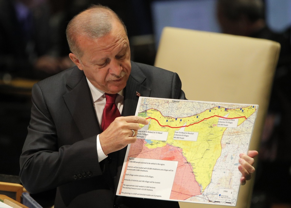 Erdogan pointing at a map of the Turkey-Syria border