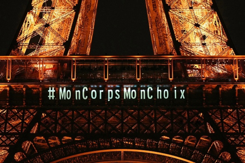 Eine Botschaft mit der Aufschrift "Mein Körper meine Wahl" wird auf den Eiffelturm gestrahlt, 4. März 2024.