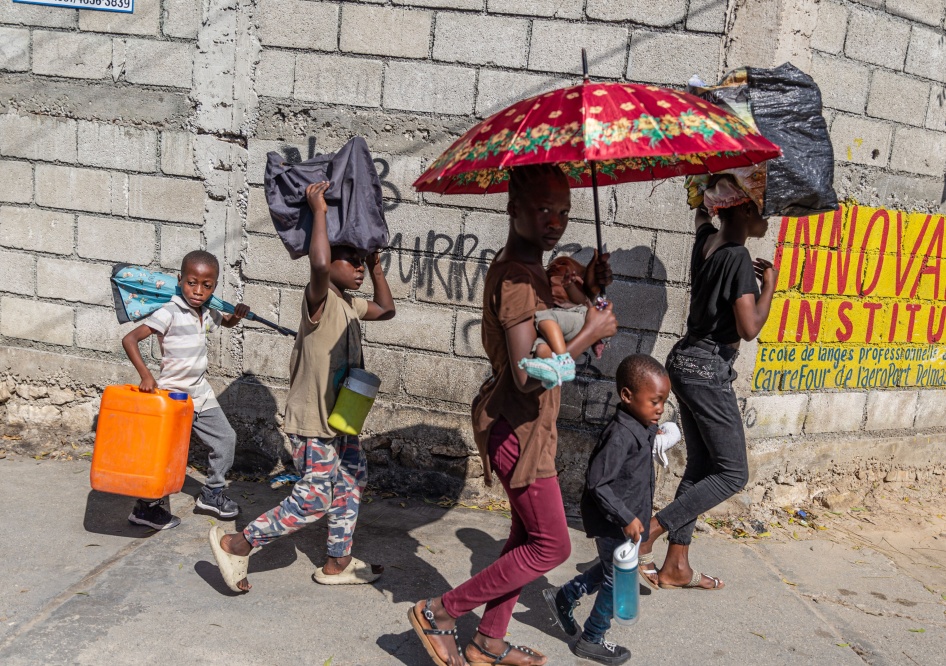 Deux jeunes Haïtiennes et des enfants fuyaient leurs domiciles en raison de la spirale de violence criminelle à Port-au-Prince, Haïti, le 9 mars 2024.