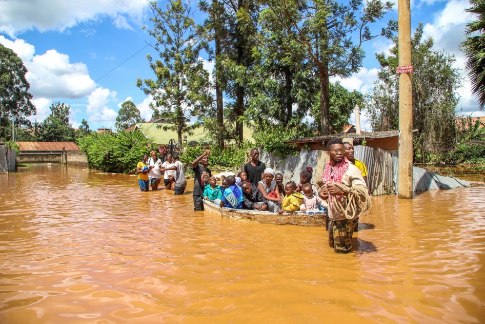 Familia inatumia mashua baada ya kukimbia mafuriko kufuatia mvua kubwa katika mtaa wa Githurai Nairobi Kenya, Aprili 24, 2024.