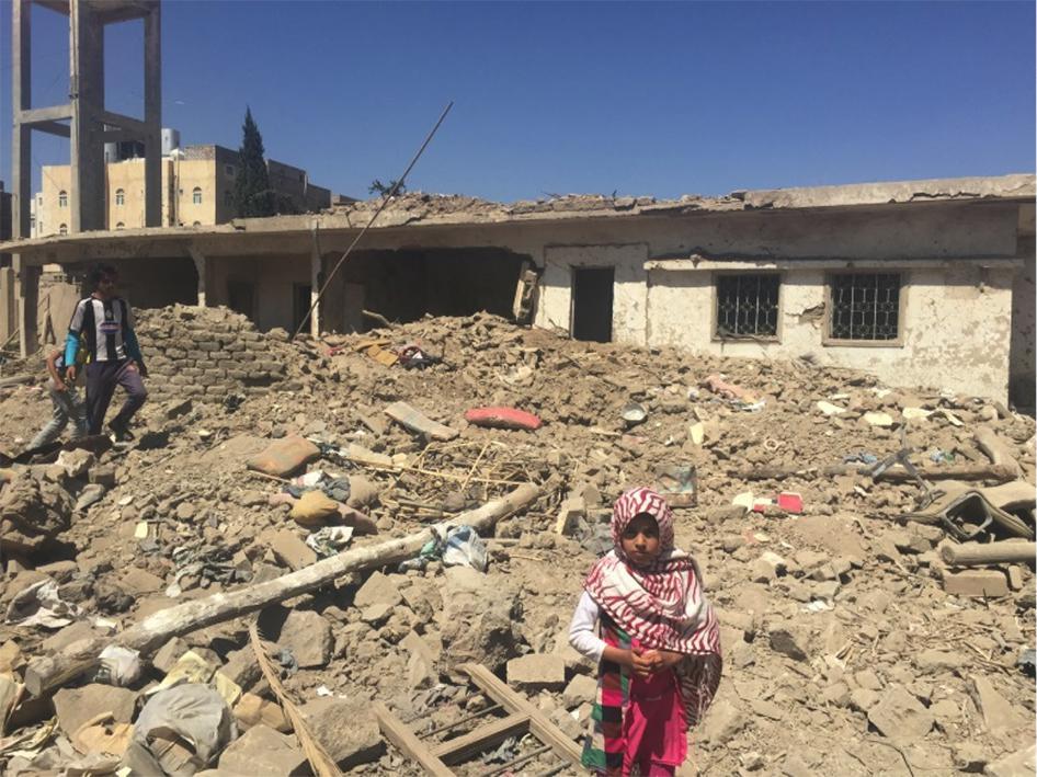 •	ساحة مفتوحة حيث دُمر منزلان، وجُرح فتى (17 عاما) في غارة جوية ثالثة على حي الحصبة السكني في صنعاء، في 21 سبتمبر/أيلول 