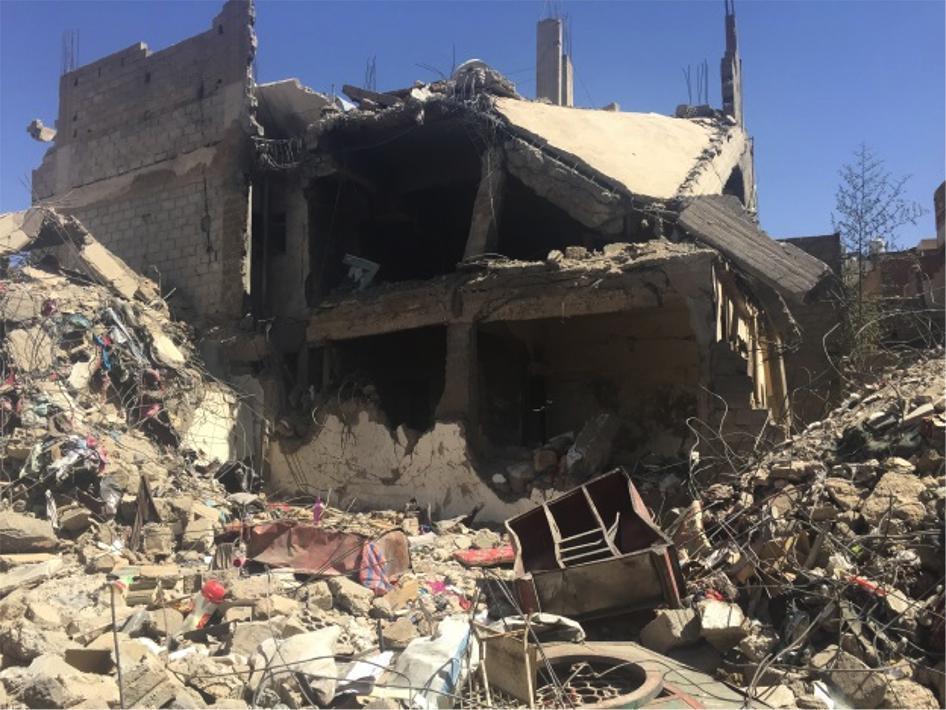 •	منزل محمد مفرح، الذي دُمر في غارة رابعة على حي الحصبة السكني في العاصمة صنعاء، في 21 سبتمبر/أيلول 2015. قتلت الغارة مفرح و17 من أفراد عائلته