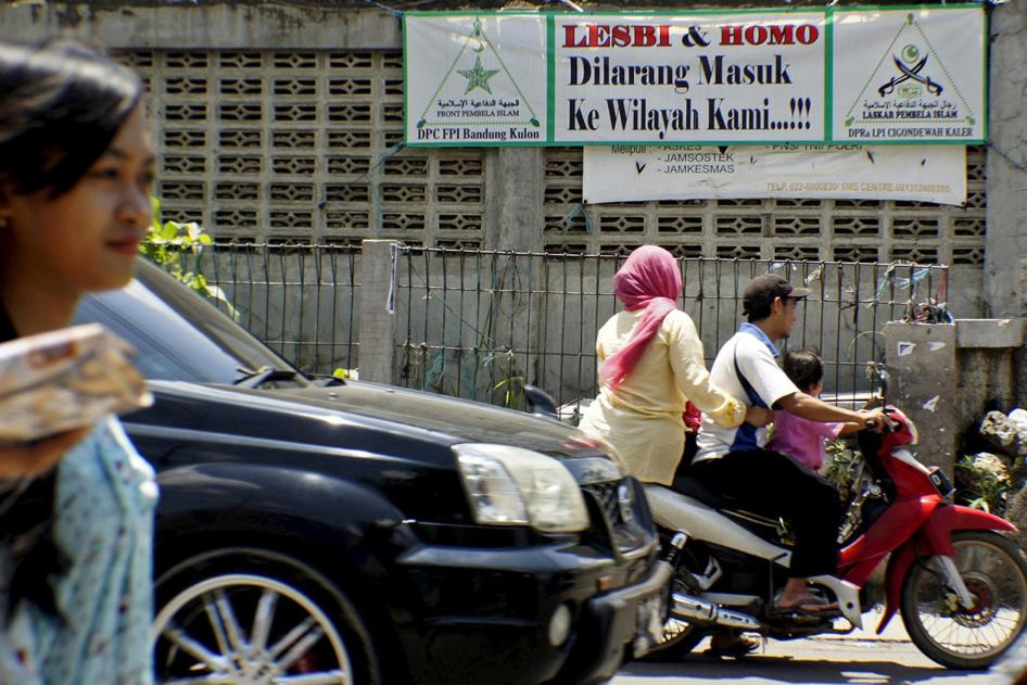 Warga mengendarai sepeda motor melewati spanduk yang dipasang oleh Front Pembela Islam yang meminta para gay meninggalkan wilayah Cigondewah Kaler di Bandung, Jawa Barat, Indonesia, 27 Januari 2016, di foto yang diambil oleh Antara Foto. Kota terbesar ket