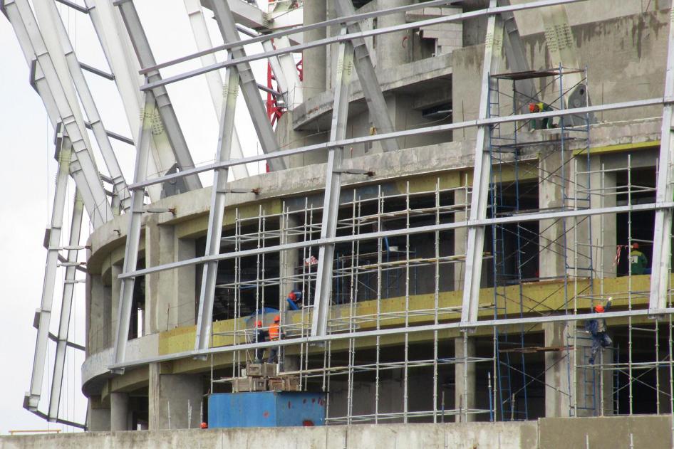 Строители на стадионе «Ростов Арена» в сентябре 2016 г., места проведения ЧМ-2018 в г. Ростов-на-Дону, Россия.  