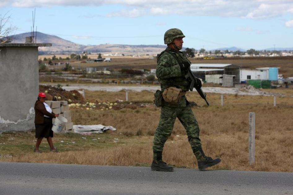 Un soldado caminando por Almoloya de Juárez, en las afueras de la Ciudad de México, 10 de enero de 2016.