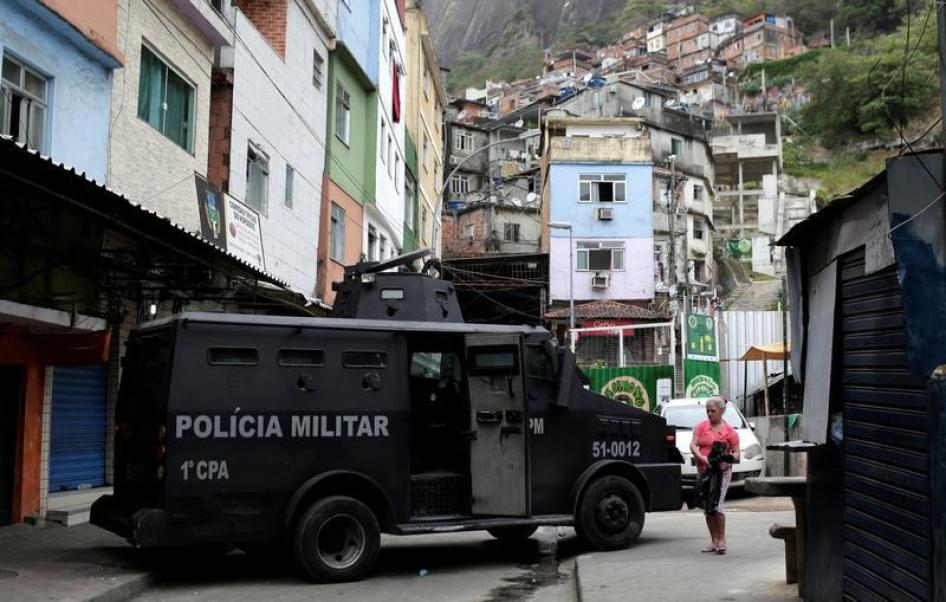 Police officers patrol the Rocinha slum after violent clashes between drug gangs, in Rio de Janeiro, Brazil September 29, 2017. The banner reads: "The Rocinha asks for peace." 