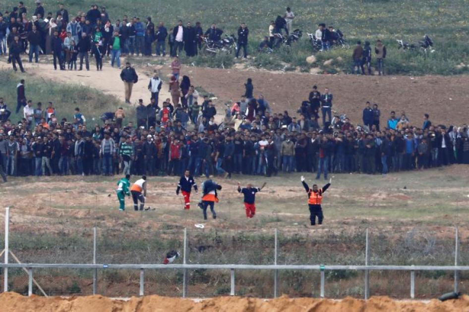 巴勒斯坦急救人员在以色列－加沙边界靠加沙一侧的“国土日”示威现场抢救伤患，摄于以色列境内，2018年3月30日。