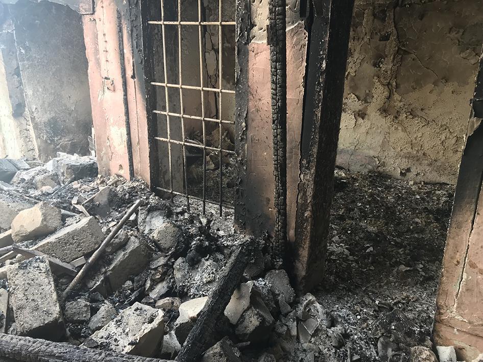 بقايا محترقة من غرفة في منزل مدمر في مدينة الموصل القديمة، بعد قيام السلطات بإزالة حوالي 80 جثة، 4 أبريل/نيسان 2018. © 2018 بلقيس واللي/هيومن رايتس ووتش