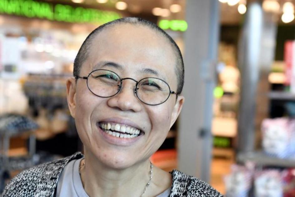 已故诺贝尔和平奖得主、异议人士刘晓波的遗孀刘霞抵达芬兰赫尔辛基，在机场崭露笑颜，2018年7月10日。