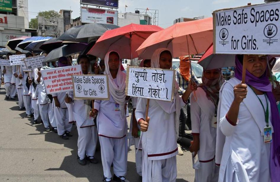 印度贾坎德邦兰契县女学生参加示威游行，抗议该邦查特拉县、帕考县两名少女被强暴案件，2018年5月8日。