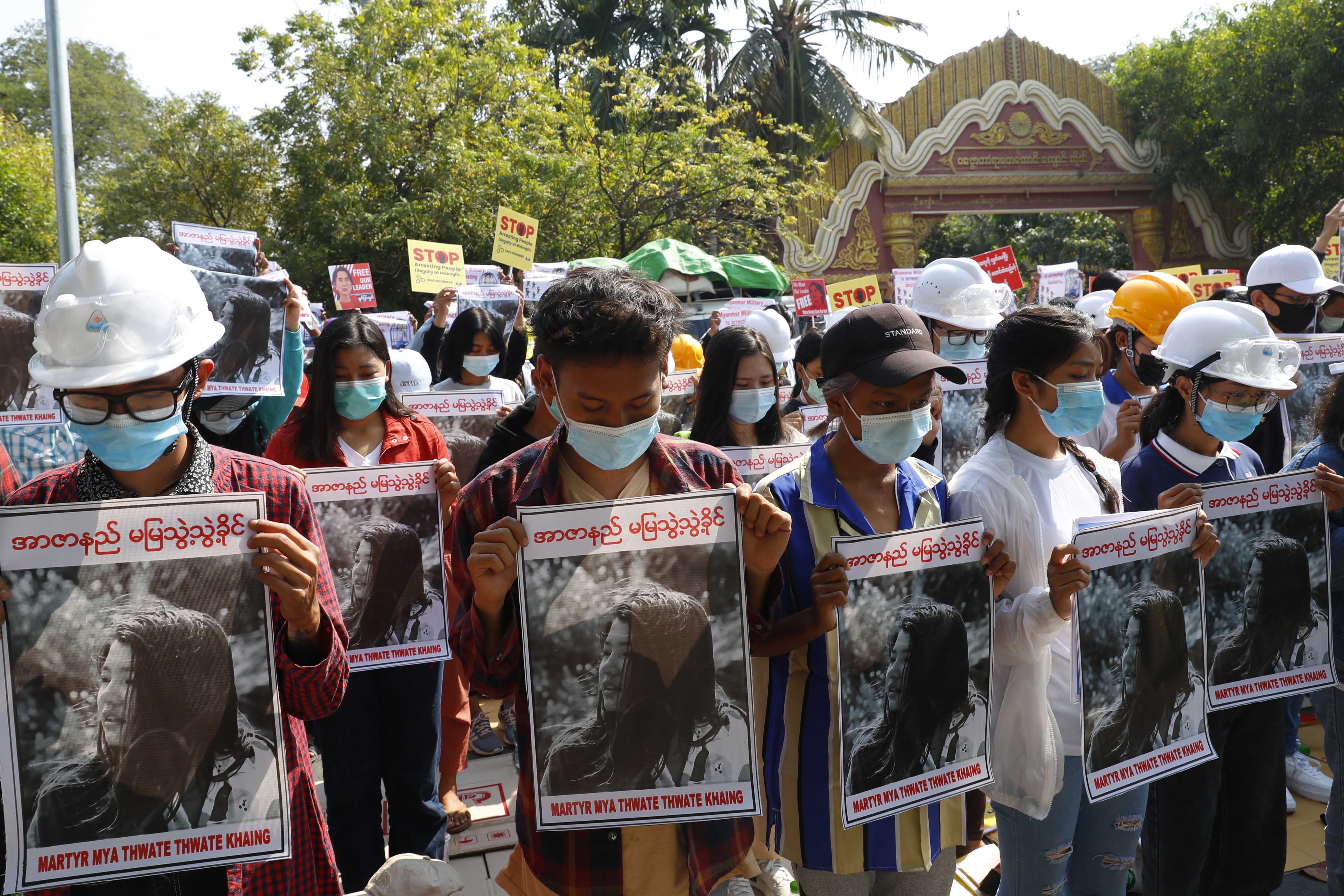 Skip to main content Universitetsstundenter från Mandalay University böjer  sina huvuden samtidigt som de håller affischer av Mya Thwet Thwet Khine, en  19-årig kvinna som dödades av polisen den 9 februari i Naypyidaw, under en  anti-kuppprotest i ...