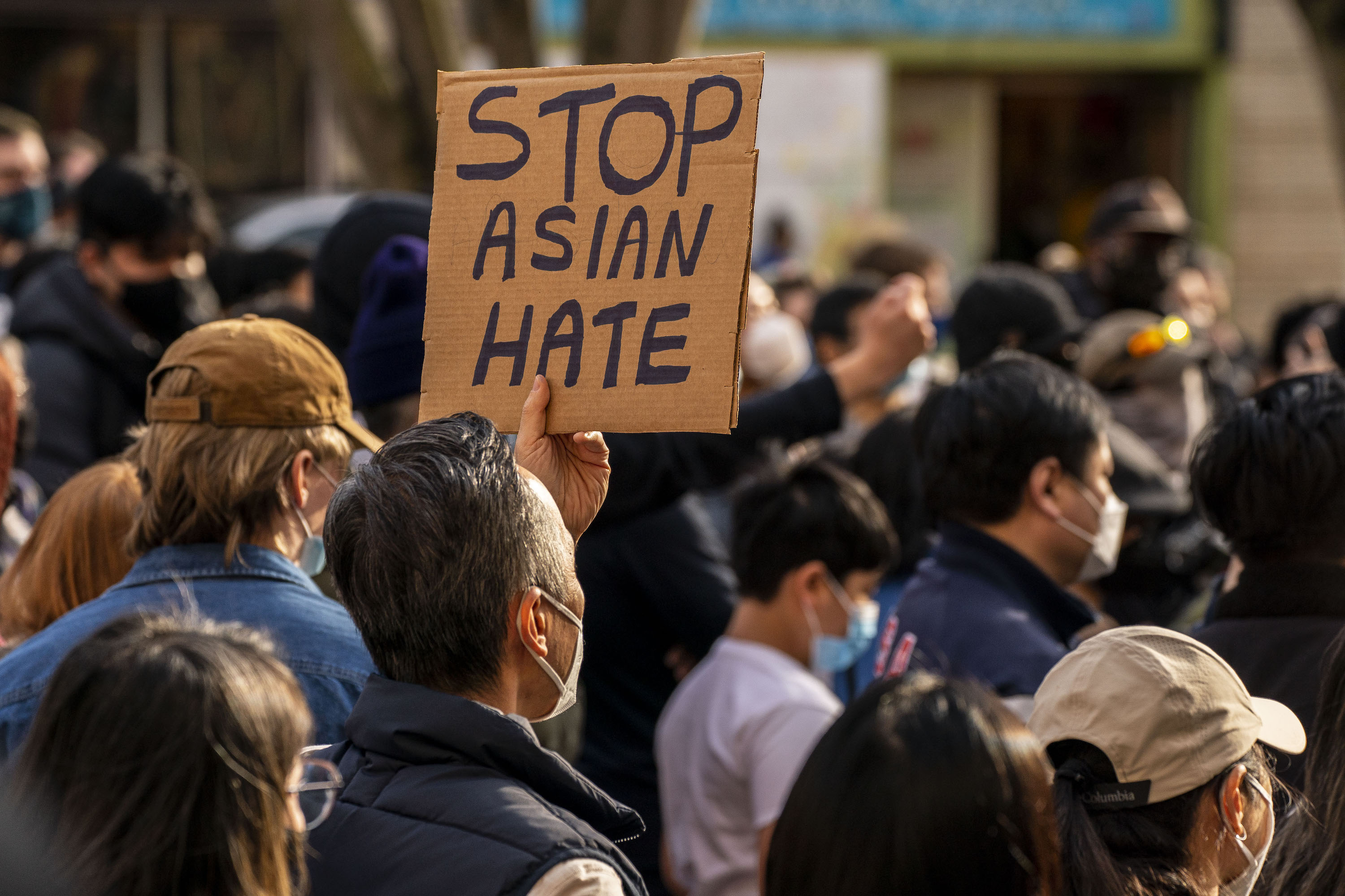Manifestantes se reúnen en Chinatown-International District para una concentración y marcha contra el odio y los prejuicios contra los asiáticos, "No estamos callados". 13 de marzo de 2021 en Seattle, Washington.
