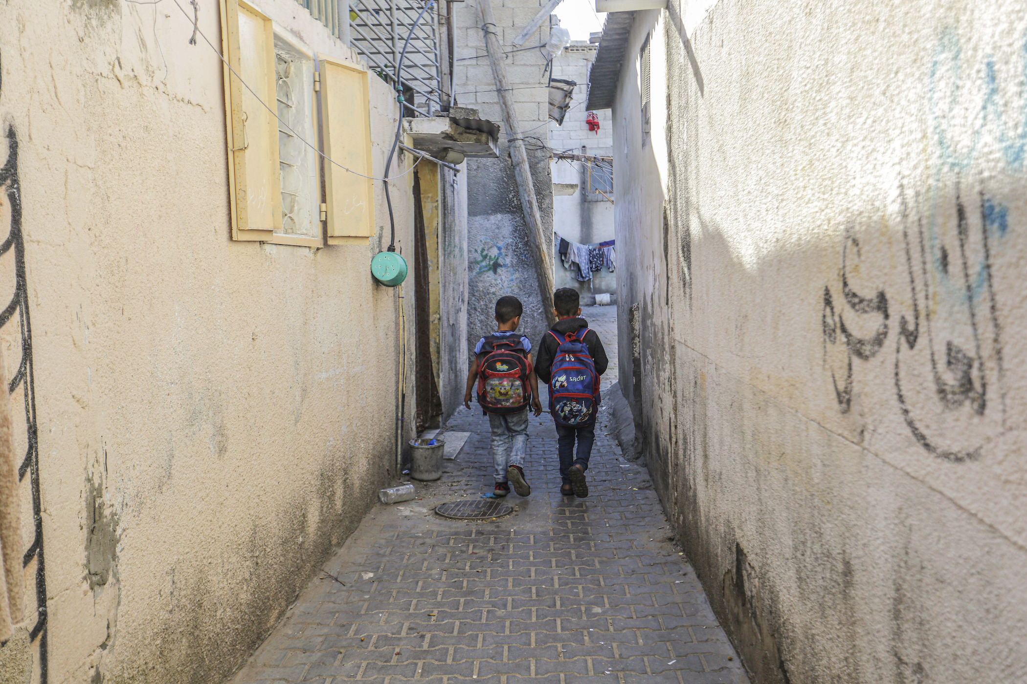 ילדים פלסטינים במחנה הפליטים ג'באליא שבצפון רצועת עזה שבים מבית הספר ביום השנה ה-74 לנכבה, 15 במאי 2022.
