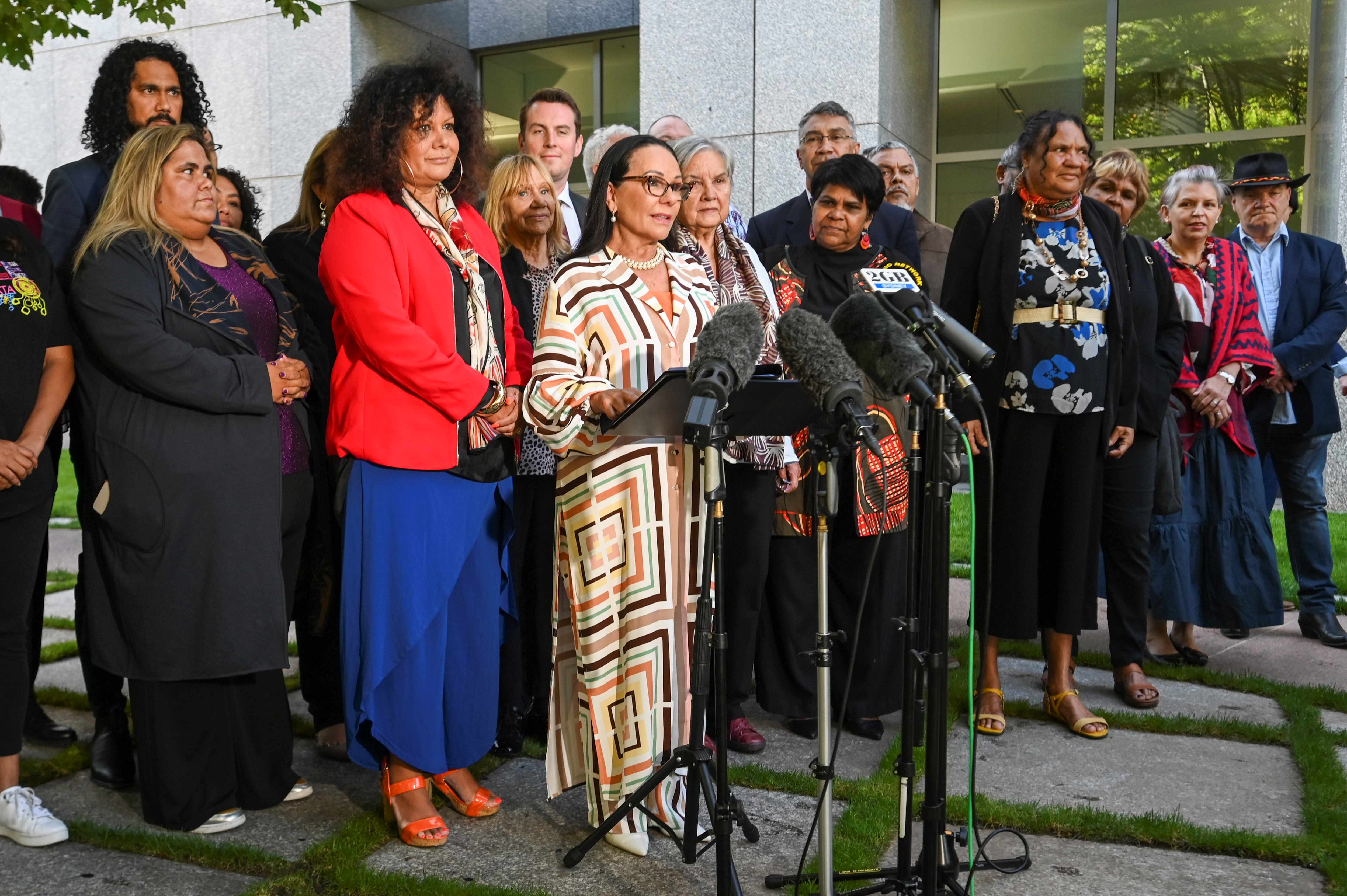 Menteri Urusan Pribumi Australia, Linda Burney, berbicara di hadapan sejumlah awak media setelah RUU Perubahan Konstitusi (Suara Orang-Orang Aborigin dan Orang-Orang Kepulauan Selat Torres) 2023 diperkenalkan ke Parlemen Federal di Canberra, 30 Maret 2023. 