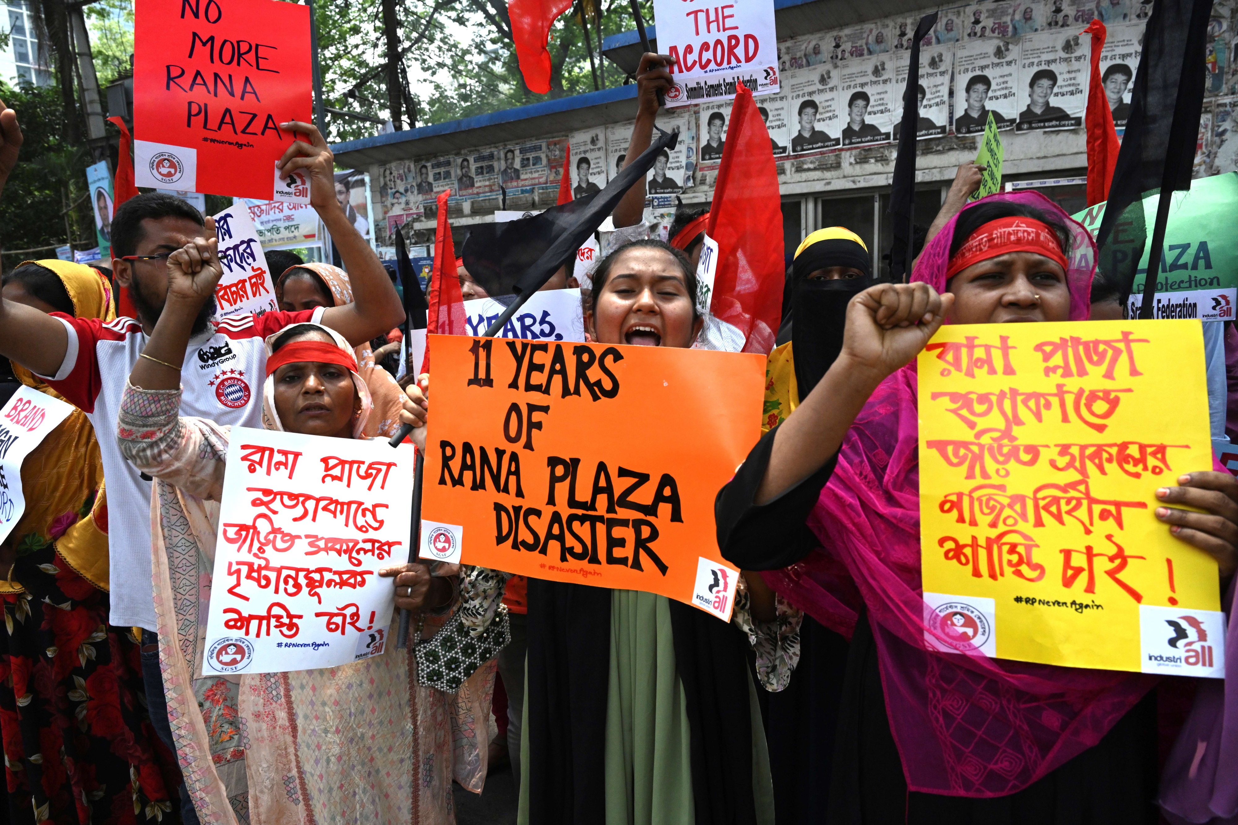Des ouvrières du textile bangladaises, membres du syndicat IndustriALL Bangladesh Council (IBC), manifestaient en faveur de conditions de travail plus sûres à Dhaka, le 24 avril 2024, à l'occasion du 11ème anniversaire de l'effondrement du bâtiment du Rana Plaza (24 avril 2013).