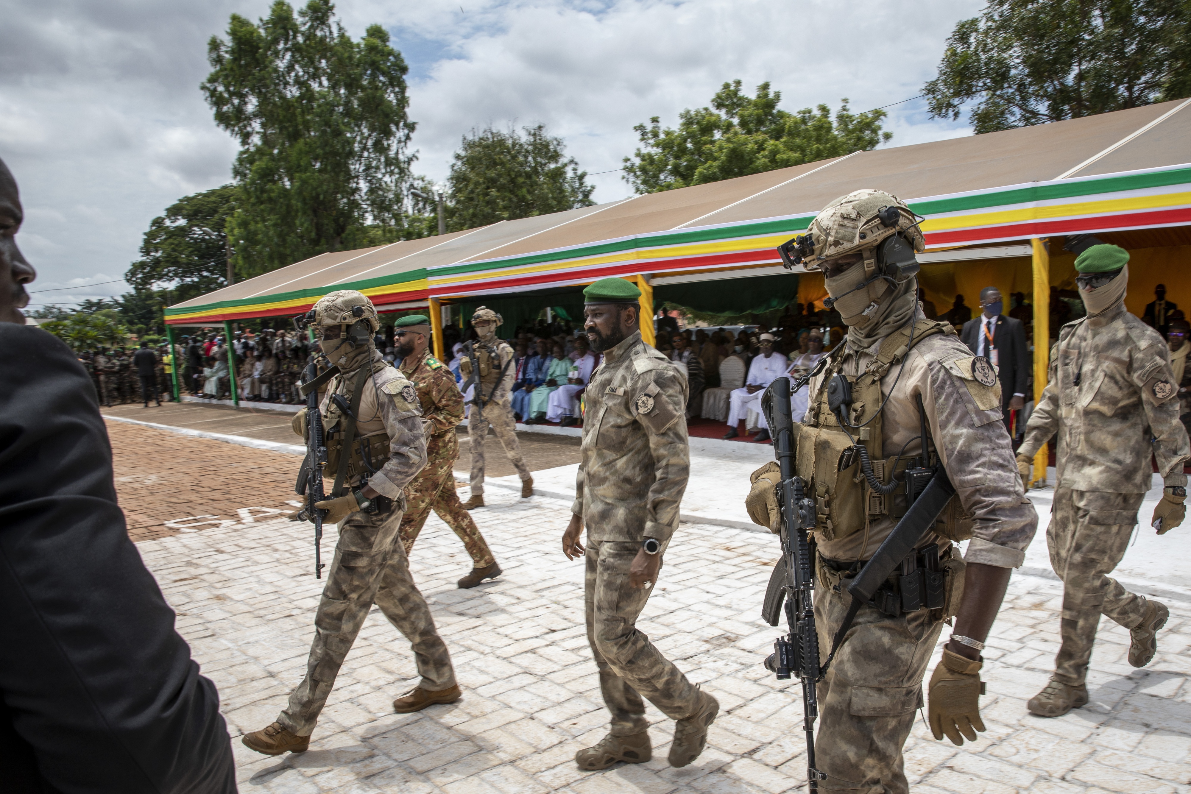 Le chef de la junte malienne, le colonel Assimi Goïta, au centre, à Bamako, au Mali, le 22 septembre 2022.