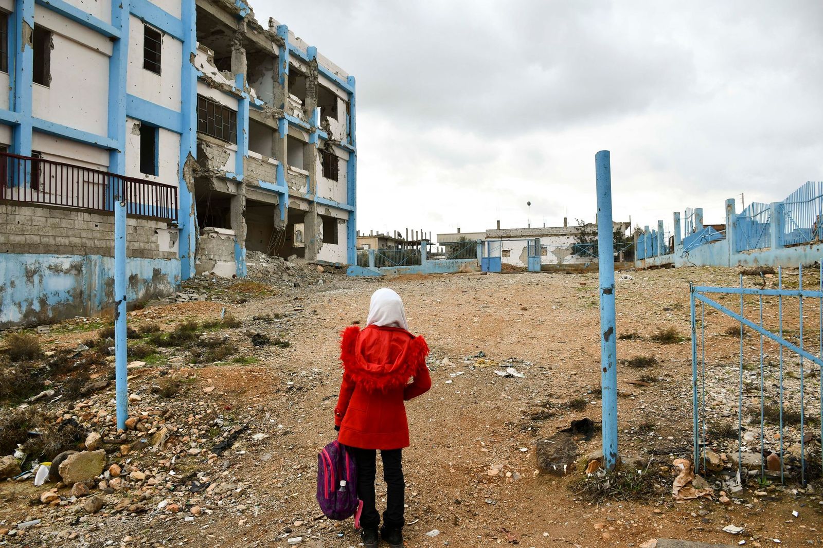 Une jeune fille de 14 ans regardait son ancienne école, endommagée par le conflit, à Dara'a Albalad, en Syrie, le 7 février 2022.