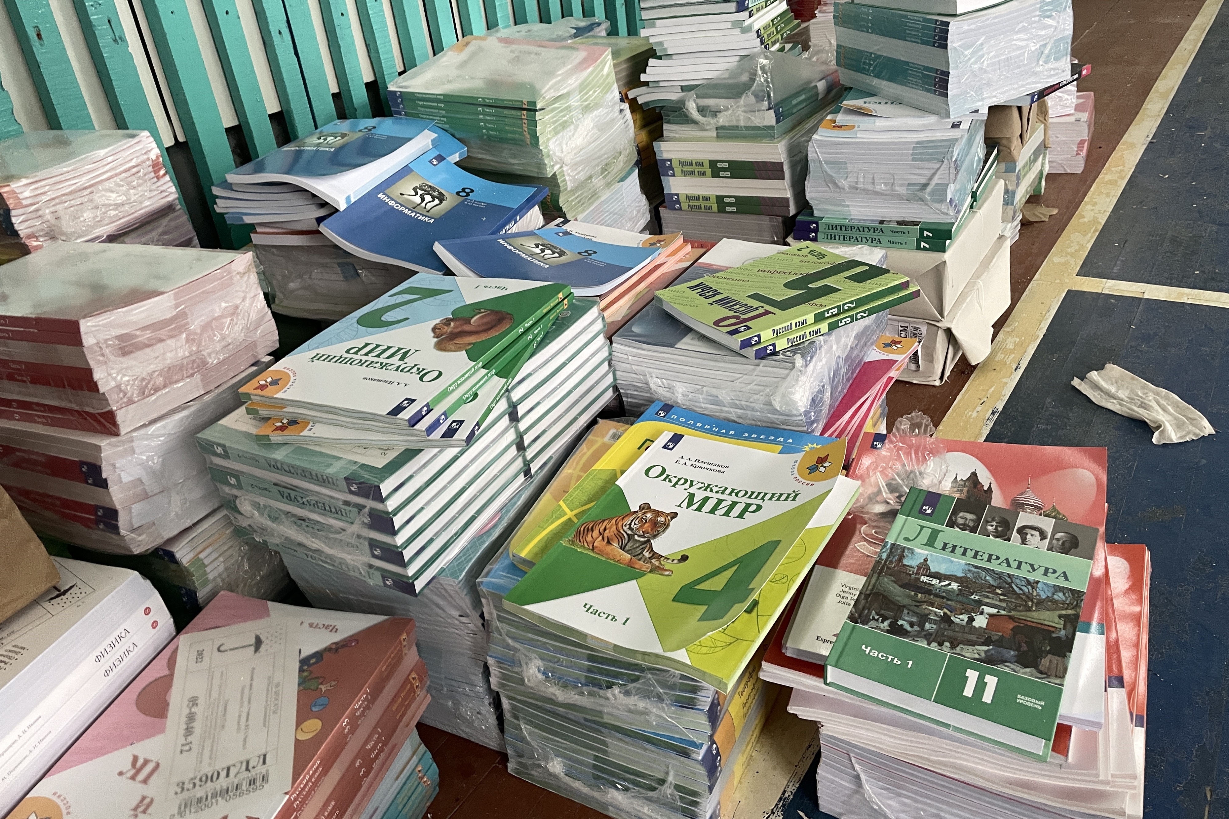 Russische Schulbücher, die von den Besatzungsbehörden an eine Schule in Borowa in der ukrainischen Region Charkiwskaja geliefert wurden. Foto vom November 2022.