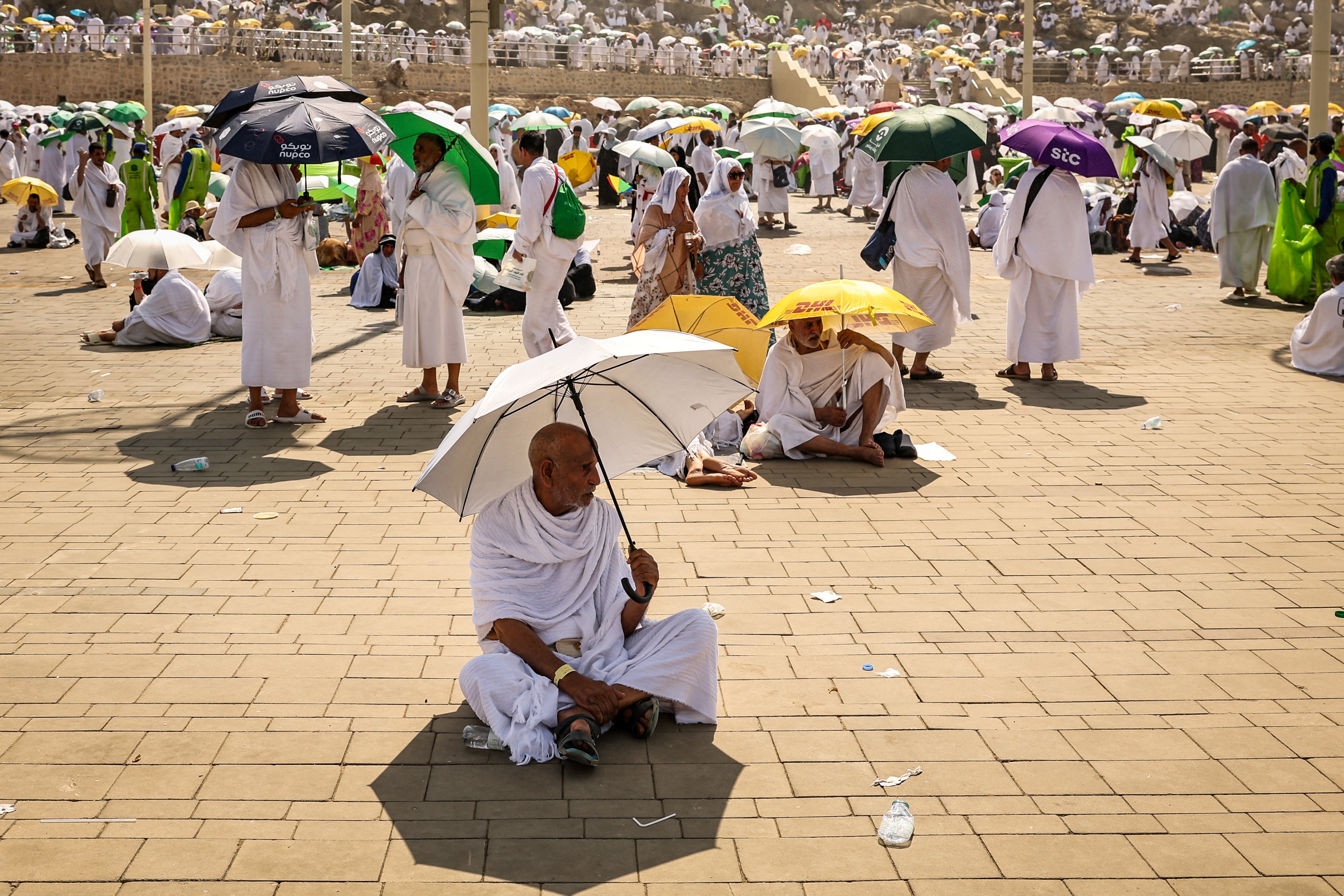 PPilger nutzen Schirme, um sich vor der Sonne zu schützen, als sie am 15. Juni 2024 während der jährlichen Hadsch-Pilgerfahrt am Fuße des Berges Arafat ankommen, der auch als Jabal al-Rahma oder Berg der Barmherzigkeit bekannt ist.