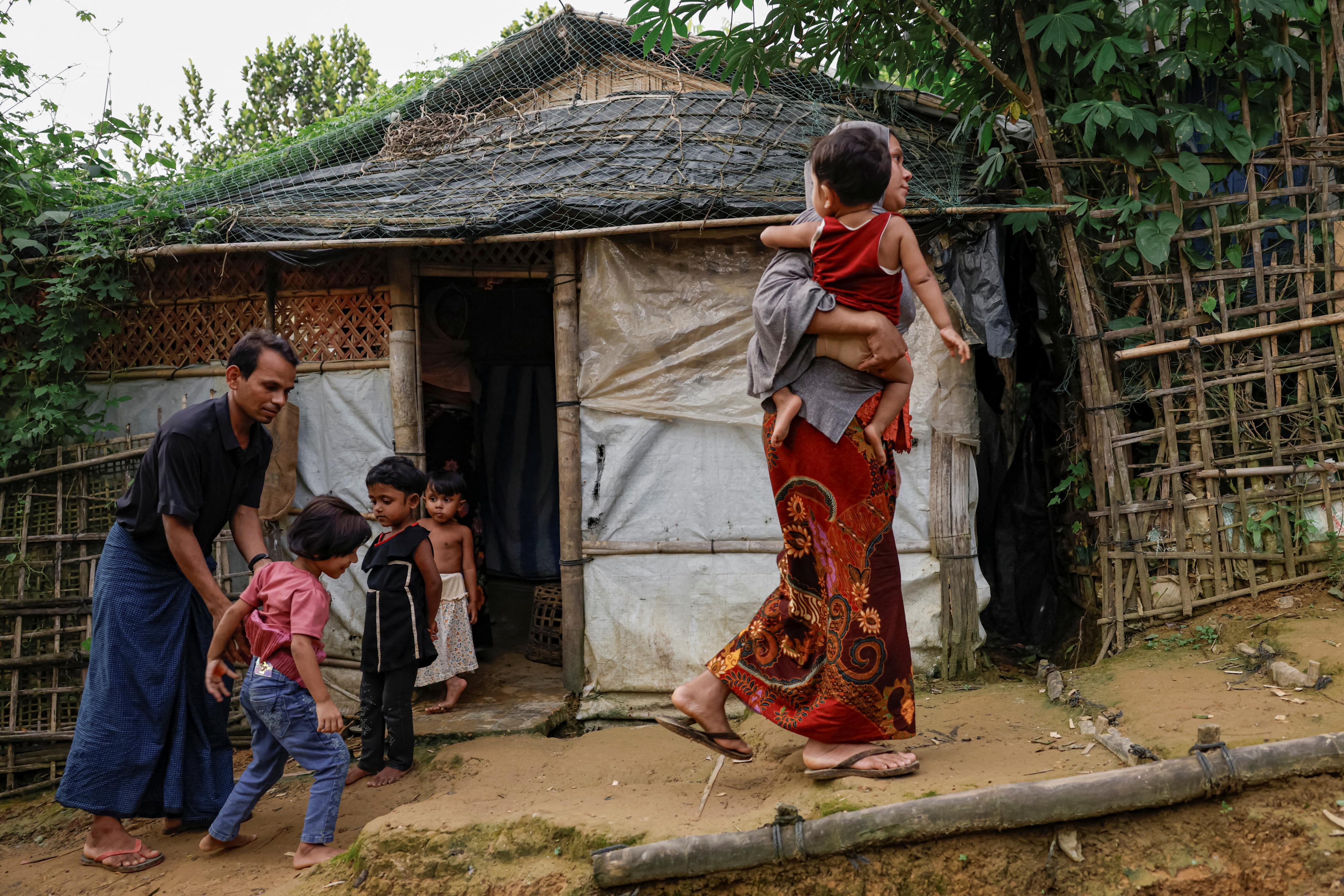 Eine Familie, die aus Buthidaung, Myanmar, geflohen ist, in einem Geflüchtetenlager in Cox's Bazar, Bangladesch, 25. Juni 2024.