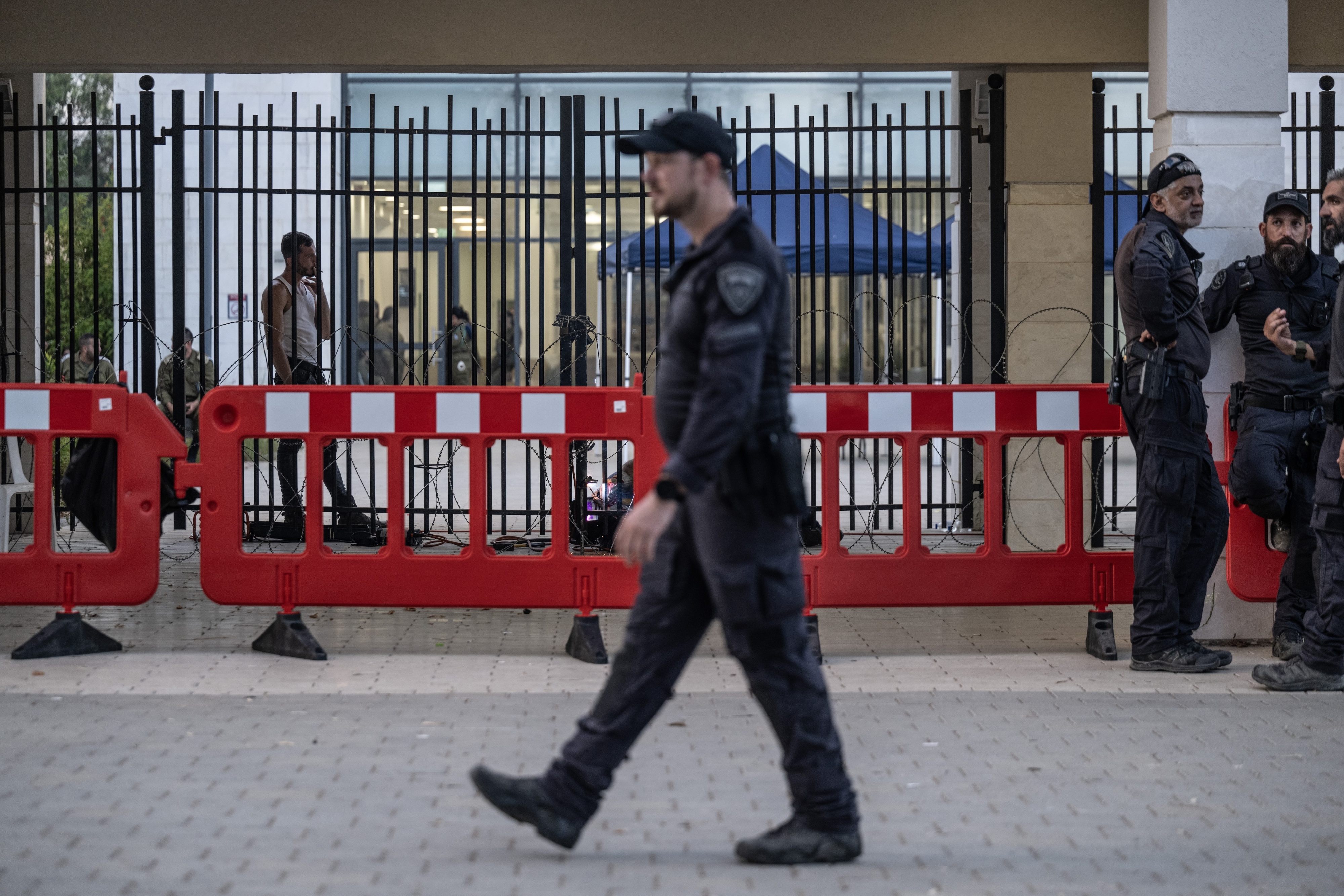 Un soldat israélien passait devant l’entrée de la base militaire de Sde Teiman le 30 juillet 2024, un jour après que des manifestants israéliens y ont fait irruption pour protester contre l’arrestation de neuf soldats suspectés d’avoir infligé de « graves sévices » à un détenu palestinien. 