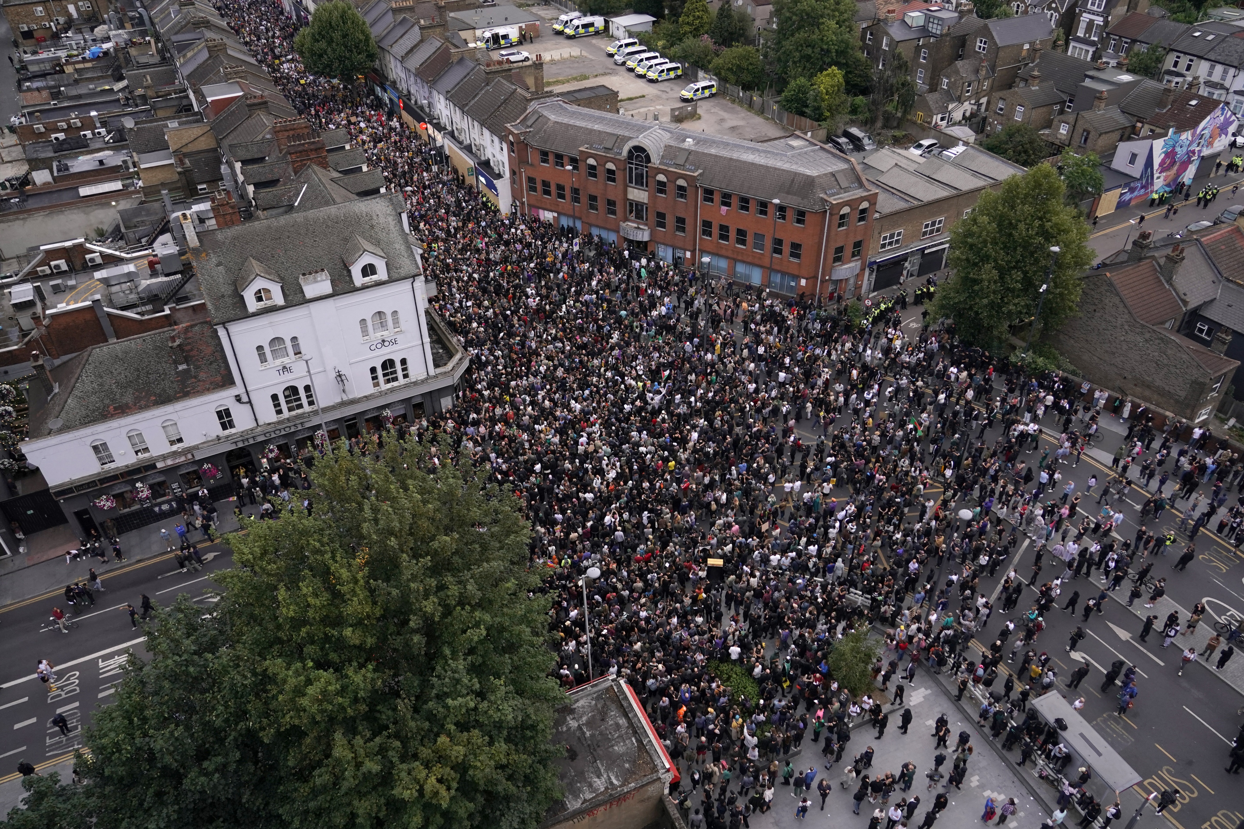 Vue générale de personnes se rassemblant pour protester contre une manifestation anti-immigration d'extrême droite prévue à Walthamstow, Londres, mercredi 7 août 2024.