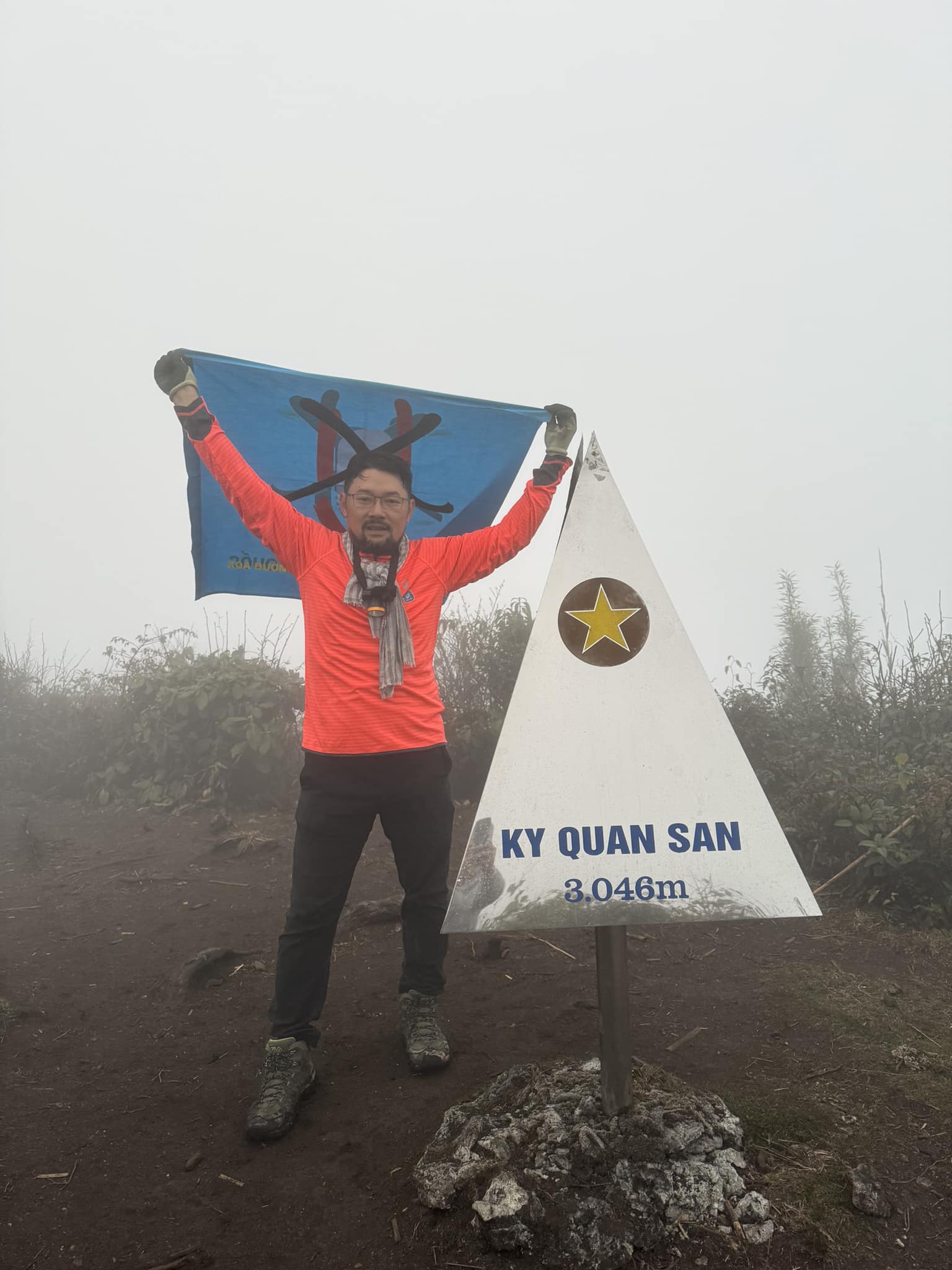 Nguyen Chi Tuyen carries a No-U banner (No to China’s Nine Dash Line) at Ky Quan San Peak, Vietnam.