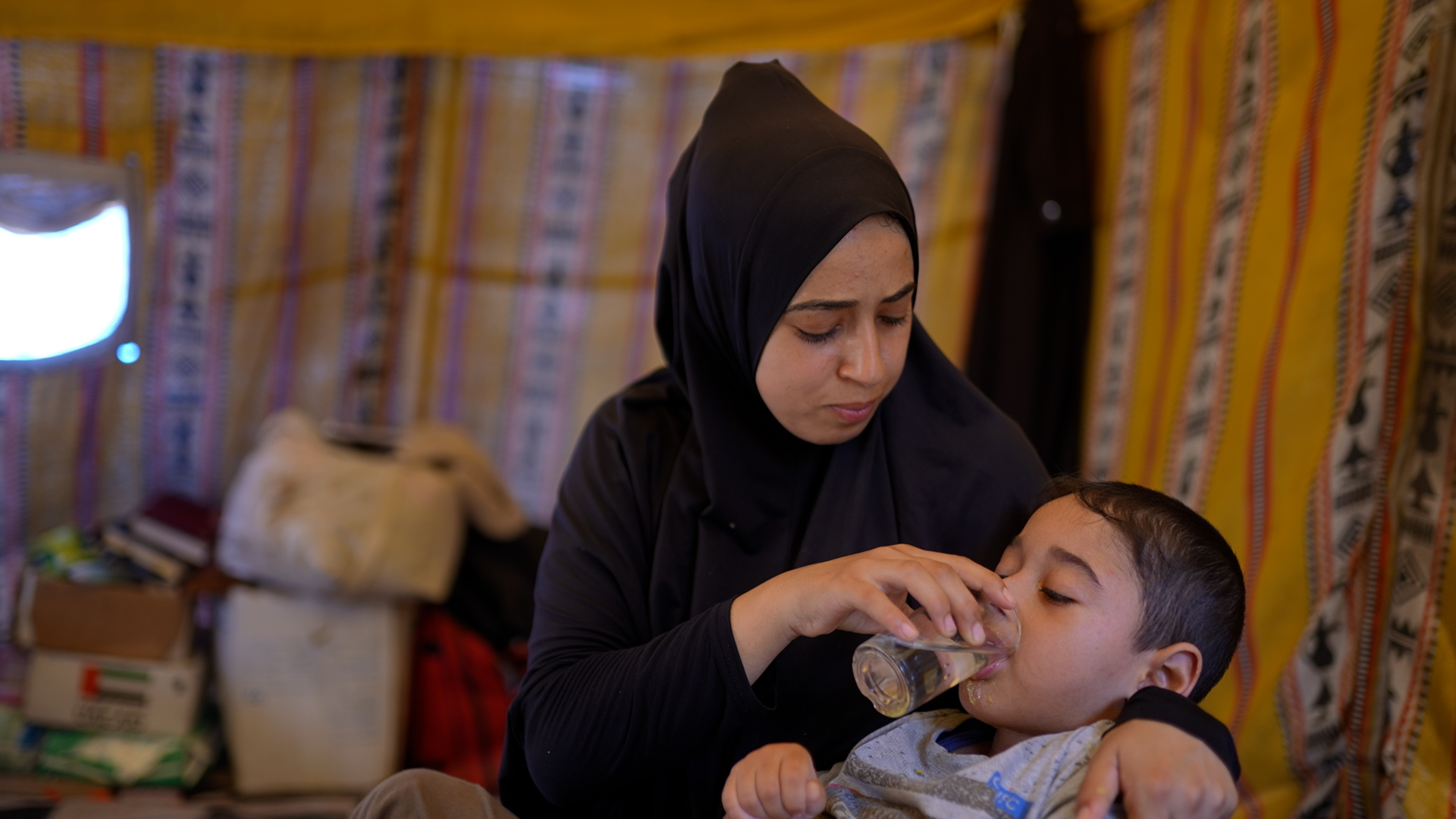 Marwa Atef Khalil Hammad, une habitante de Gaza âgée de 27 ans, nourrissait son fils Muhammad Haitham Hammad, âgé de 6 ans et atteint de paralysie cérébrale, dans une tente située dans le sud du territoire, le 5 septembre 2024. 