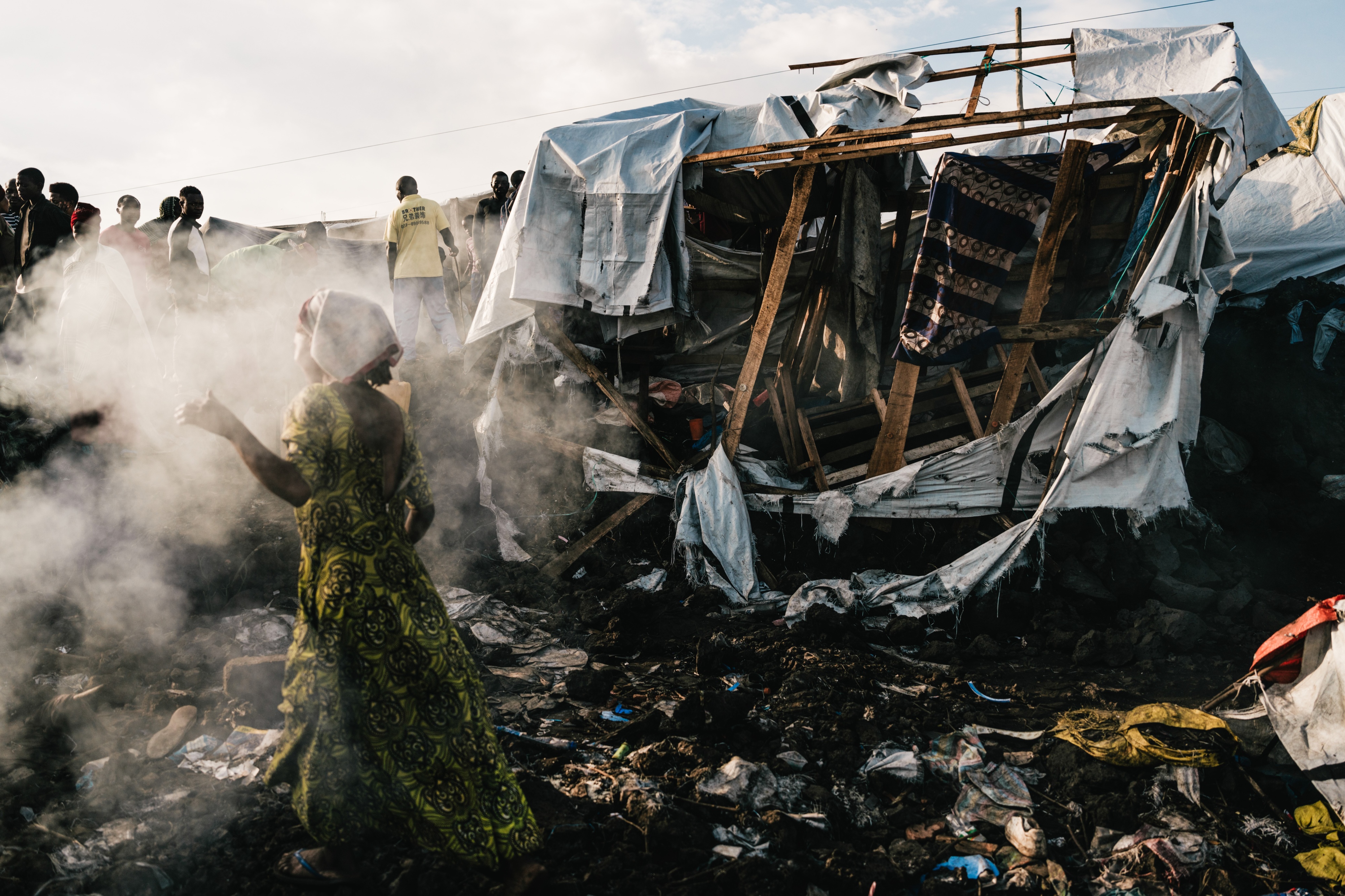 Des abris détruits dans un camp de déplacés, situés dans la zone d'impact d'une roquette de 122 mm tirée le 3 mai 2024, Goma, province du Nord-Kivu, RD Congo. Photo prise le 4 mai 2024.