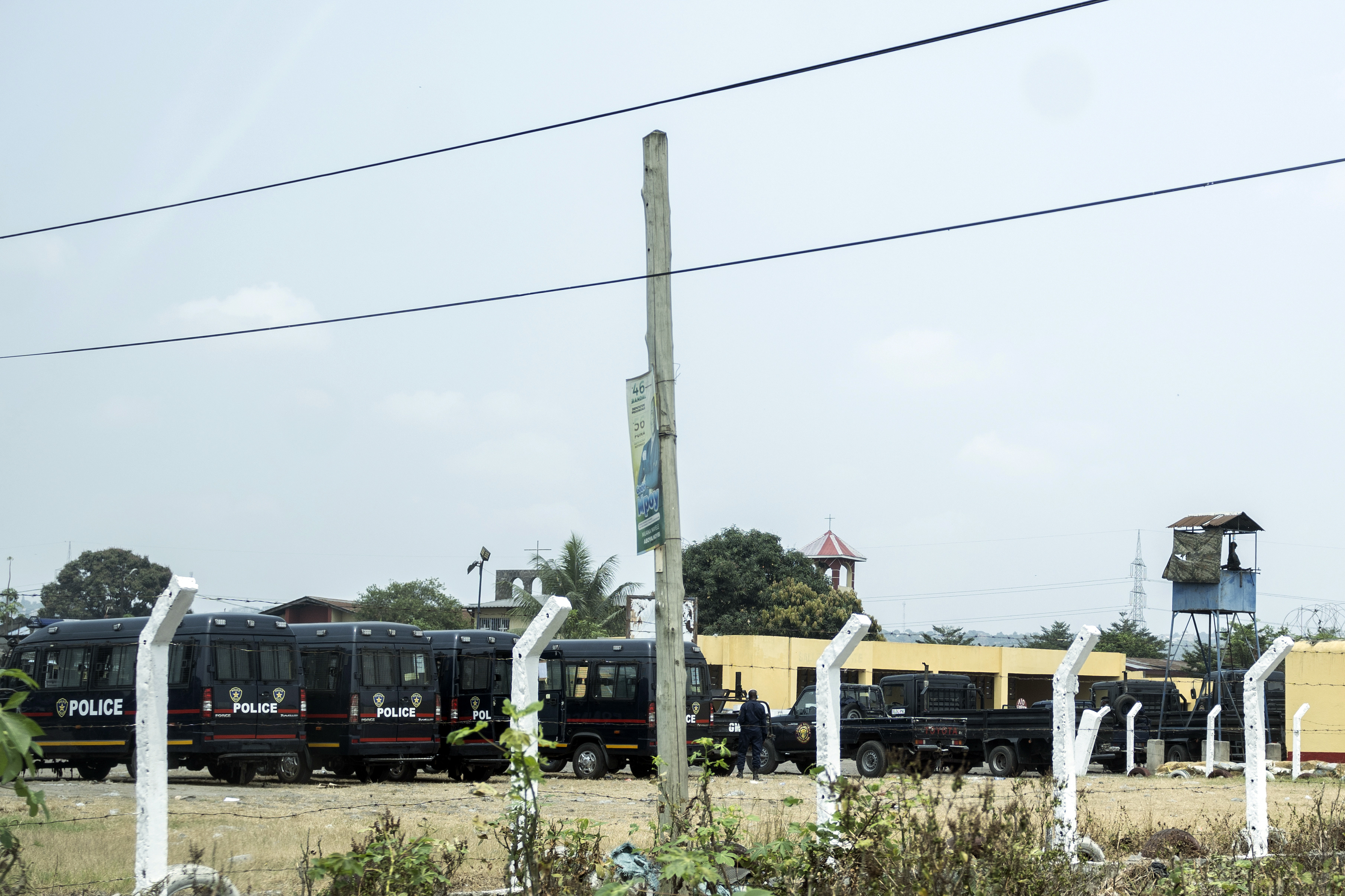 Des véhicules policiers stationnent devant la prison centrale de Makala à Kinshasa, en Republique démocratique du Congo, après une tentative d'évasion mortelle, le 3 septembre 2024.