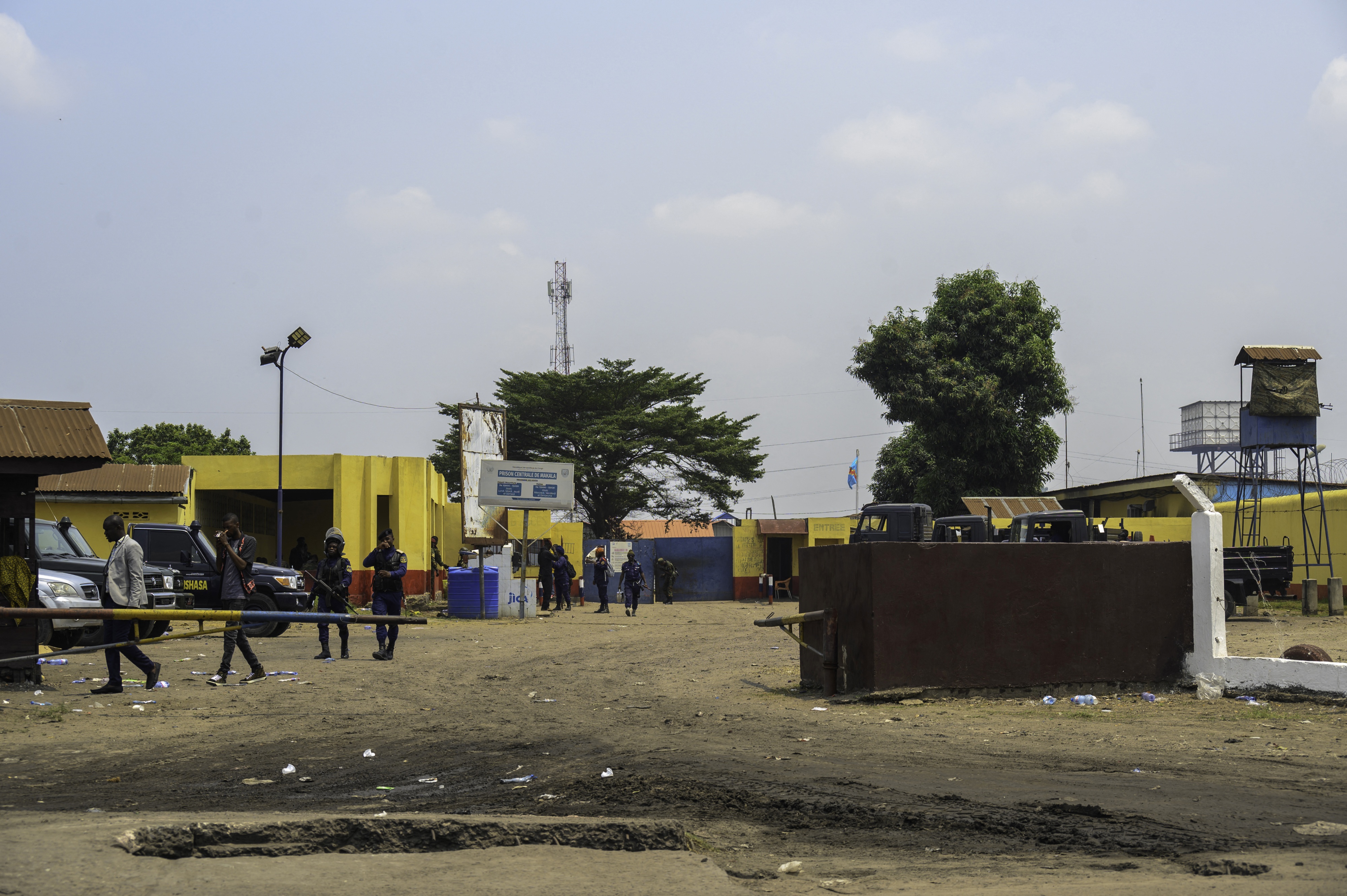 Des policiers à la prison de Makala le lendemain de la tentative d'évasion