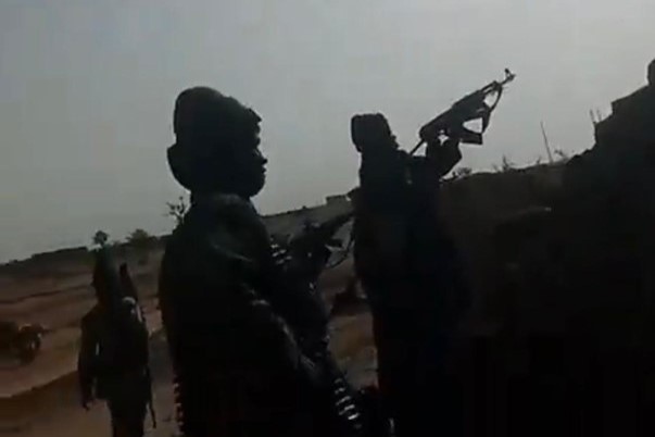 Capture d'écran d'une vidéo filmée par des combattants du groupe armé islamiste GSIM montrant leur attaque sur une caserne militaire à Mansila, région du Sahel, Burkina Faso, le 16 juin 2024.