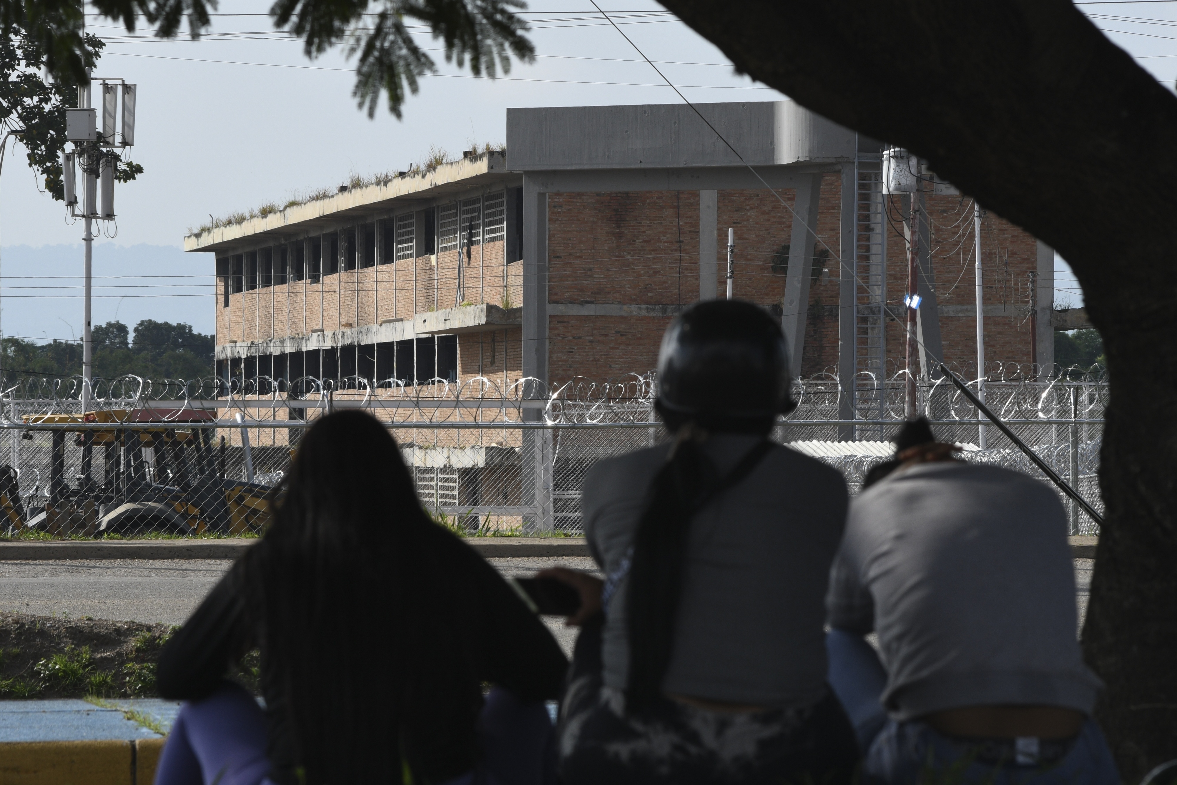 Familiares de detenidos en el exterior de la cárcel de Tocuyito protestan por las detenciones de manifestantes contra los resultados electorales anunciados, en Pocaterra, Venezuela, el 26 de agosto de 2024.