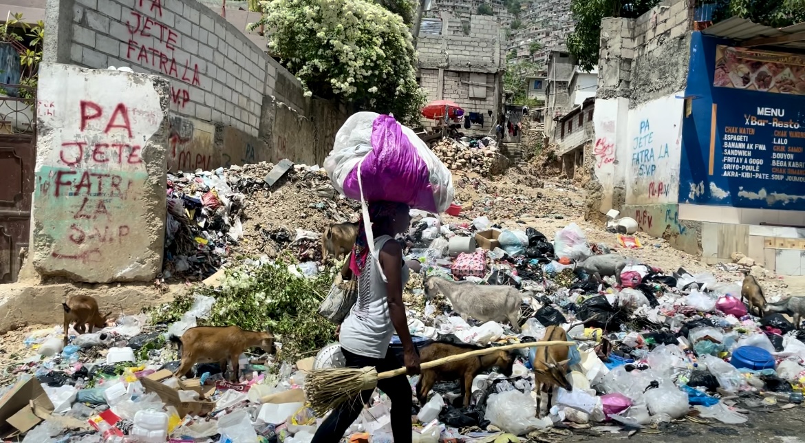 Une femme transportant ses affaires marchait dans une rue de Port-au-Prince, en Haïti, en juillet 2024.