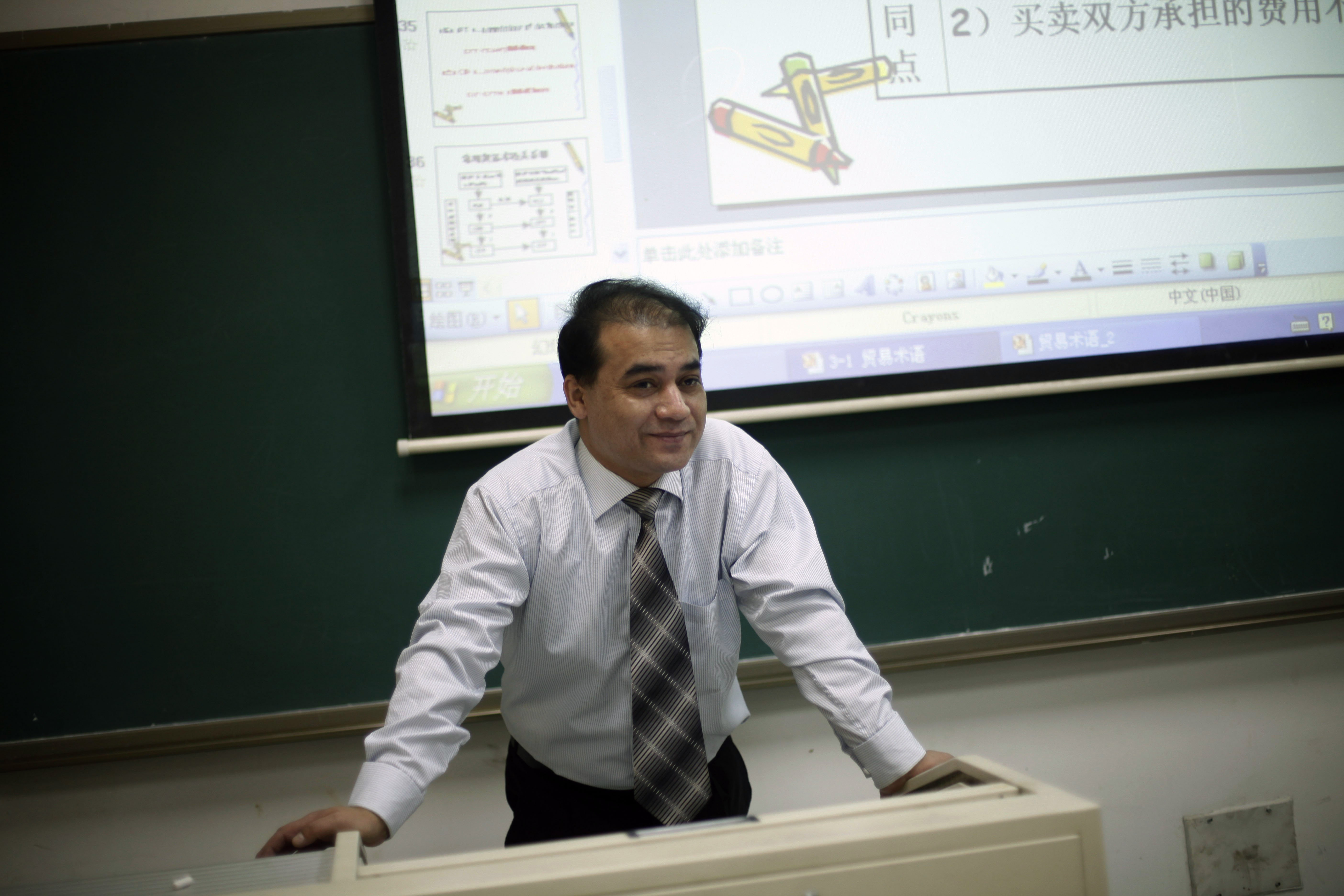 L'économiste Ilham Tohti, originaire de la région chinoise du Xinjiang à prédominance musulmane, s'adressait à des étudiants de l'Université centrale des nationalités à Pékin, en Chine, le 1er décembre 2009.