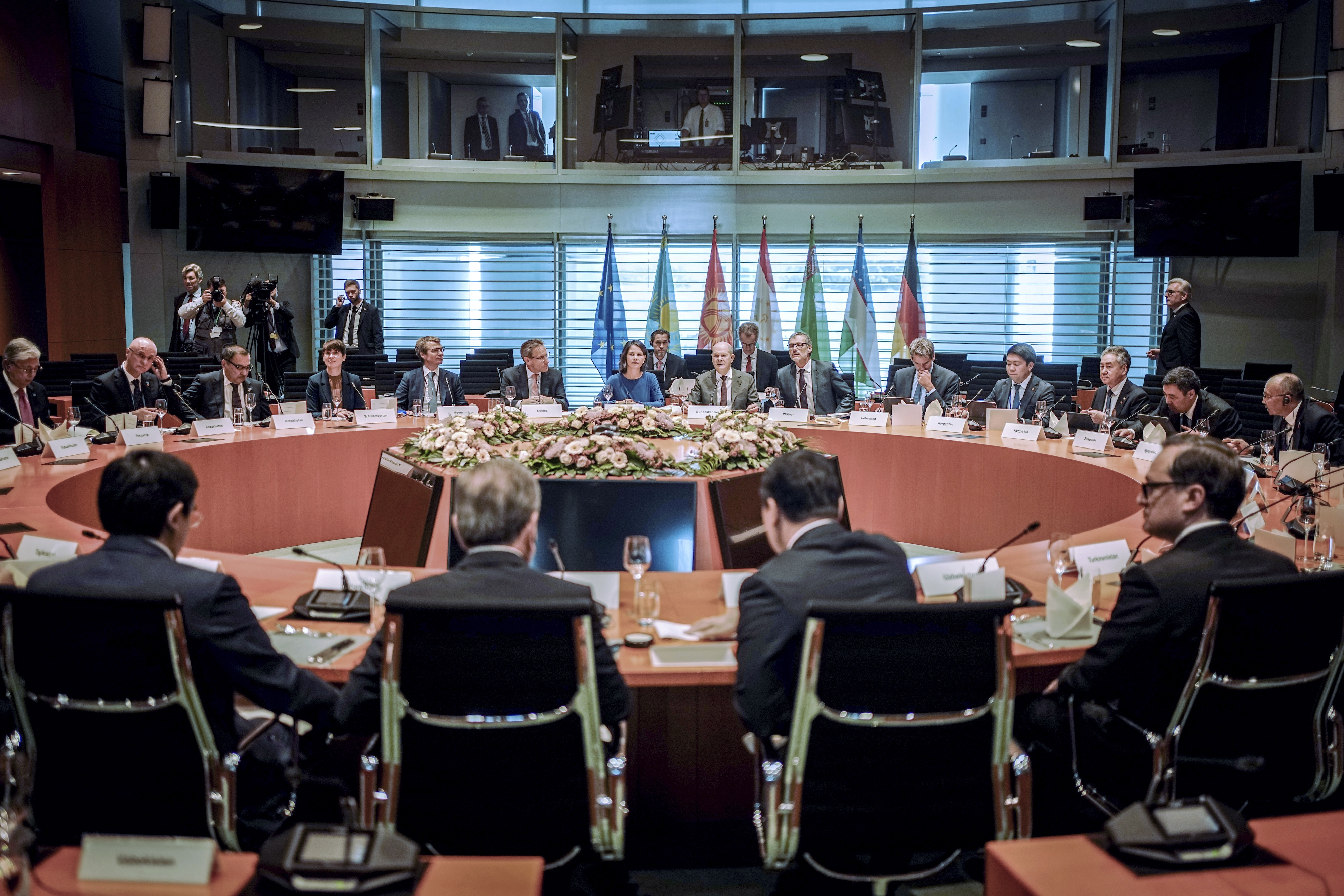 Chancellor Olaf Scholz (C) and Foreign Minister Annalena Baerbock receive the heads of state for the Central Asia Summit at the Chancellery in the International Hall, Berlin, September 29, 2023.