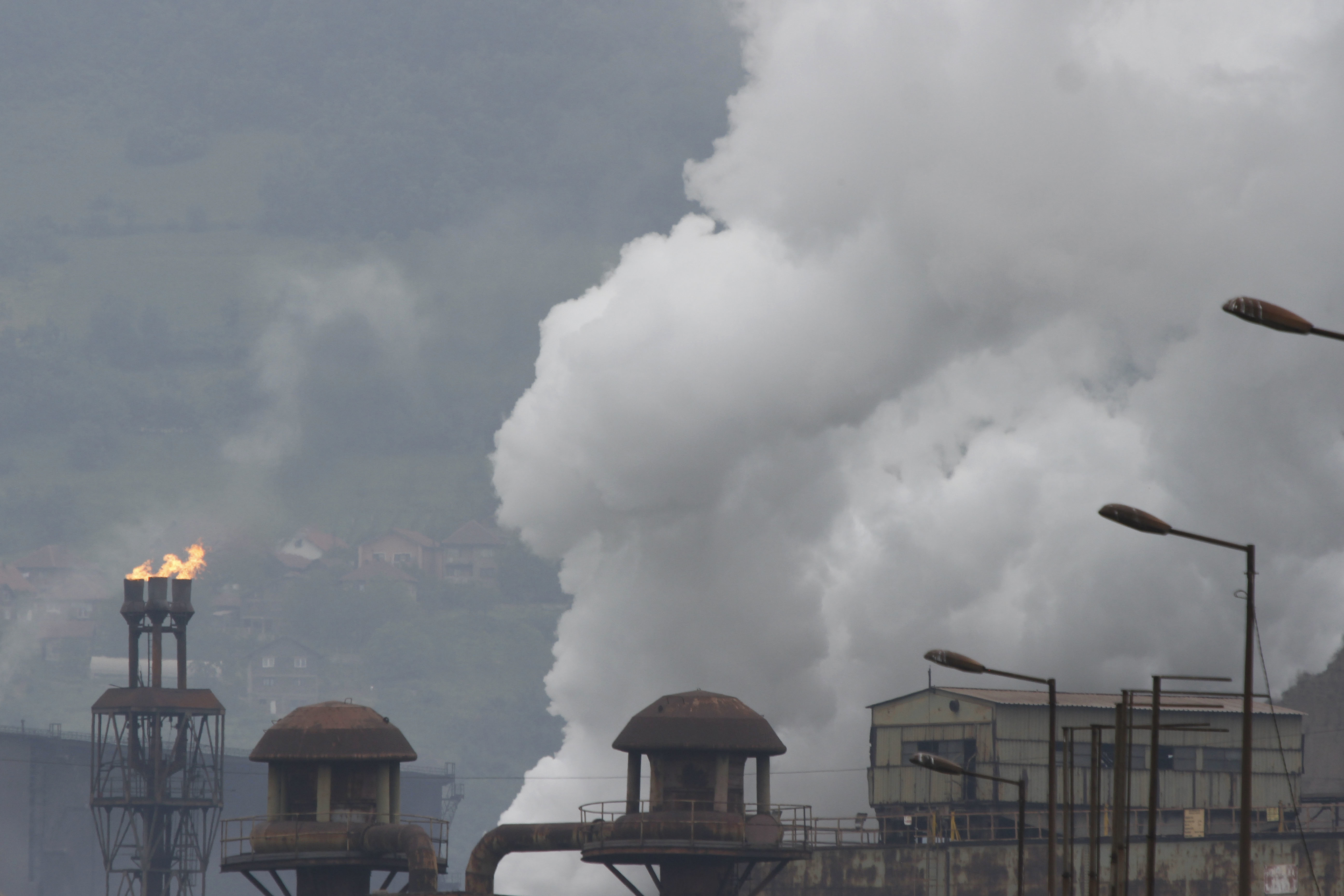 Dim iz sada zatvorene fabrike diže se u zrak u bosanskom gradu Zenica, Bosna i Hercegovina, 2. juni 2017.