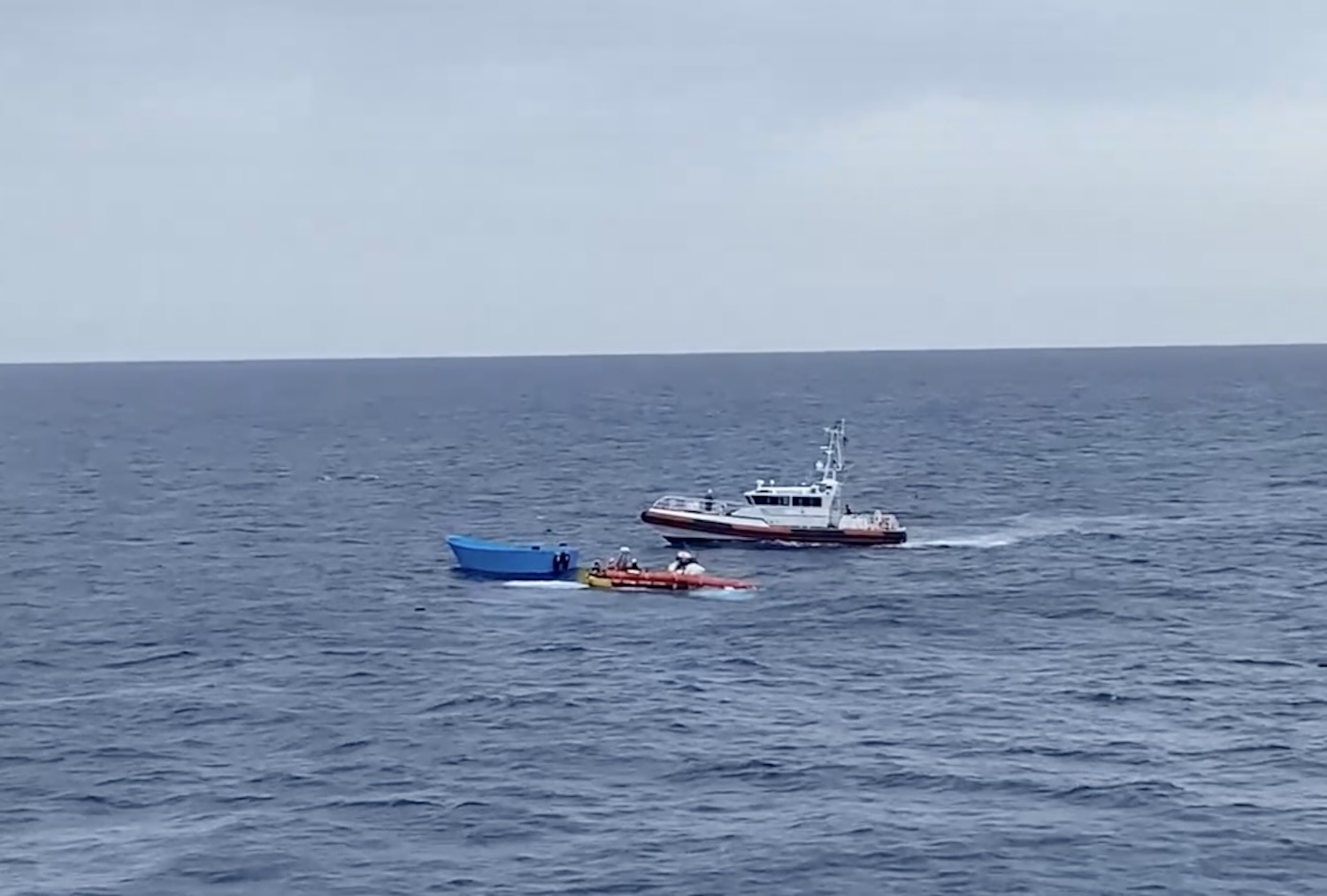 Un bateau de patrouille des garde-côtes libyens (à droite) se dirigeait vers un bateau pneumatique de Médecins Sans Frontières (au centre), dont l’équipe venait de secourir des personnes qui se trouvaient sur l’embarcation bleue (à gauche) en mer Méditerranée centrale, le 19 septembre 2024.