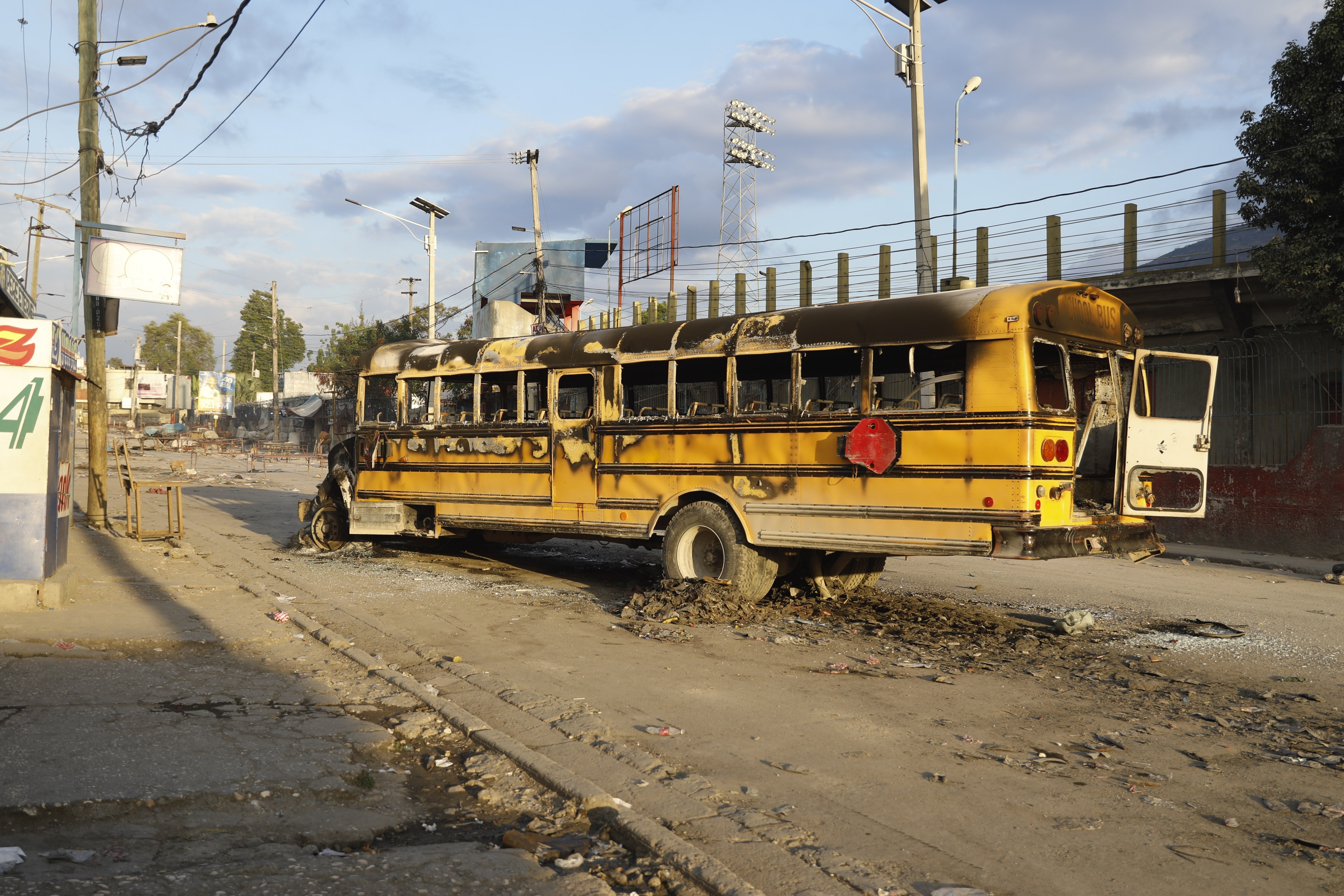 Un bus incendié par des membres d’un gang dans le quartier du Portail à Port-au-Prince, en Haïti, le jeudi 29 février 2024. 